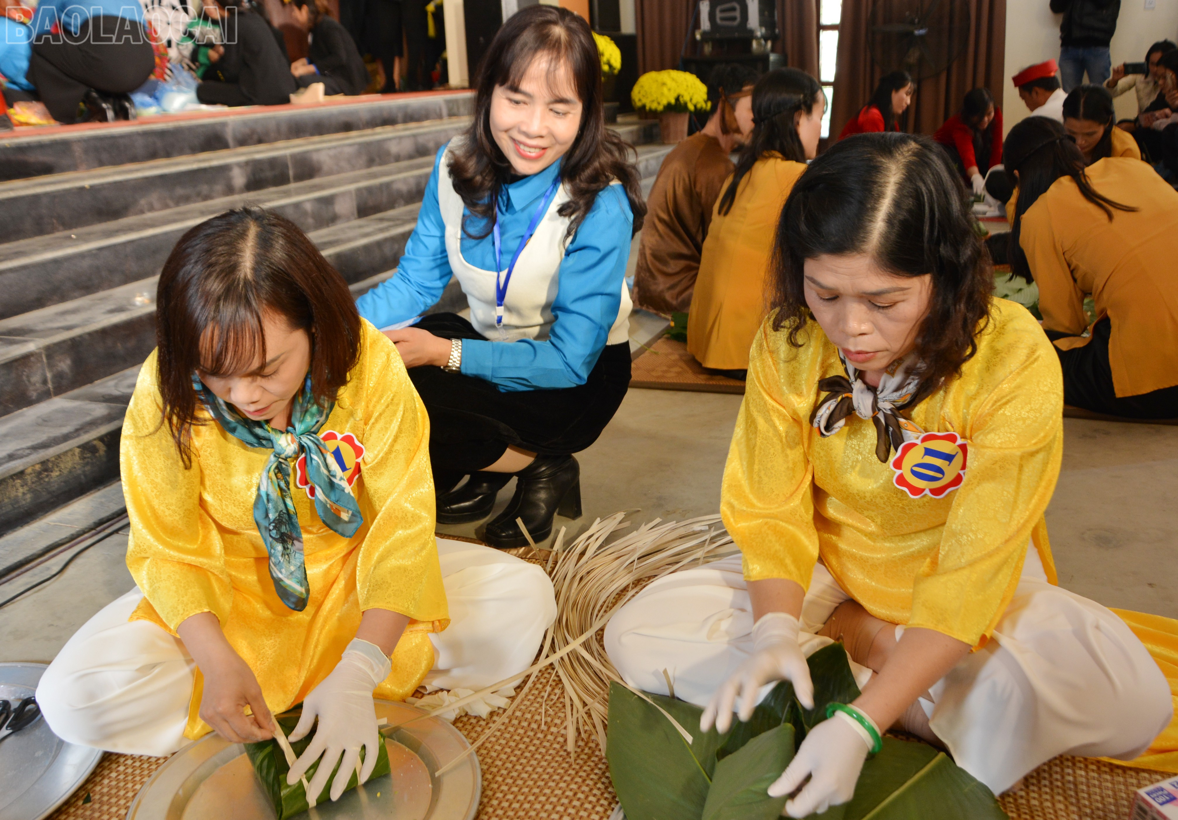 Đoàn viên, người lao động tham gia thi gói bánh chưng xanh tại chương trình. baolaocai-tl_dsc-4096.jpg