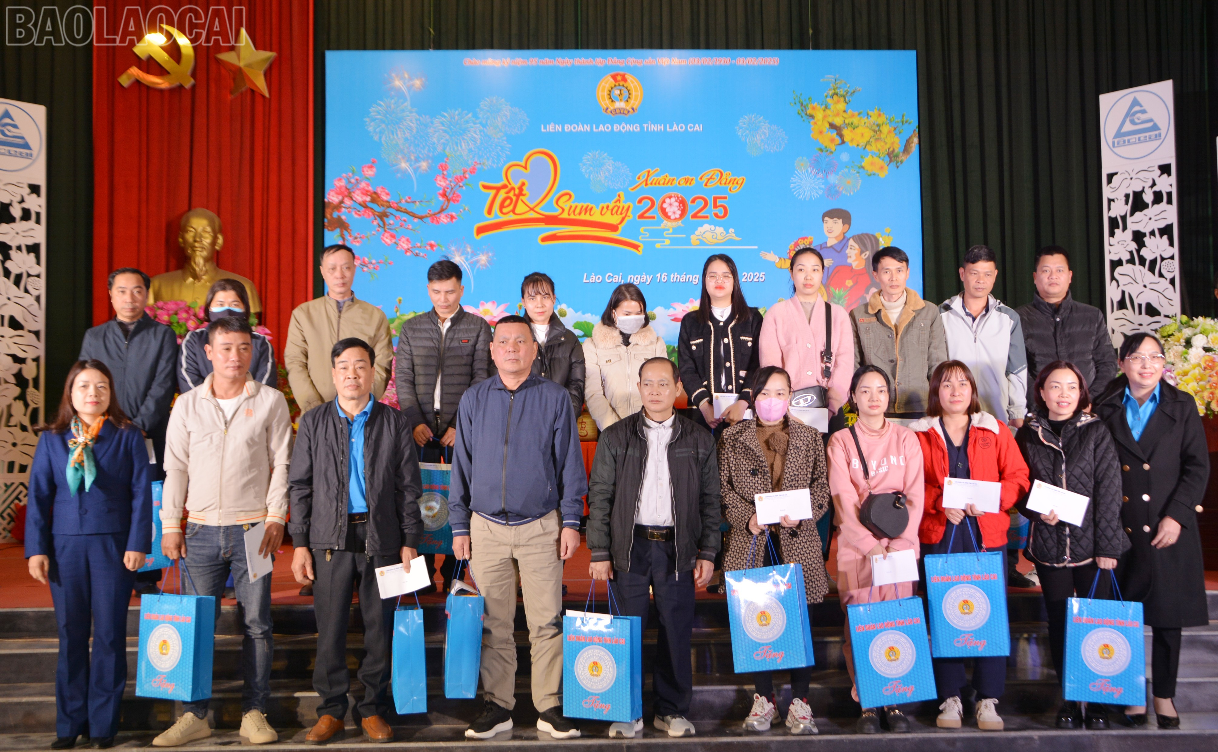 Lãnh đạo các cơ quan, đơn vị của tỉnh trao quà tết cho đại diện đoàn viên, lao động có hoàn cảnh khó khăn trong tỉnh. baolaocai-tl_dsc-4235.jpg