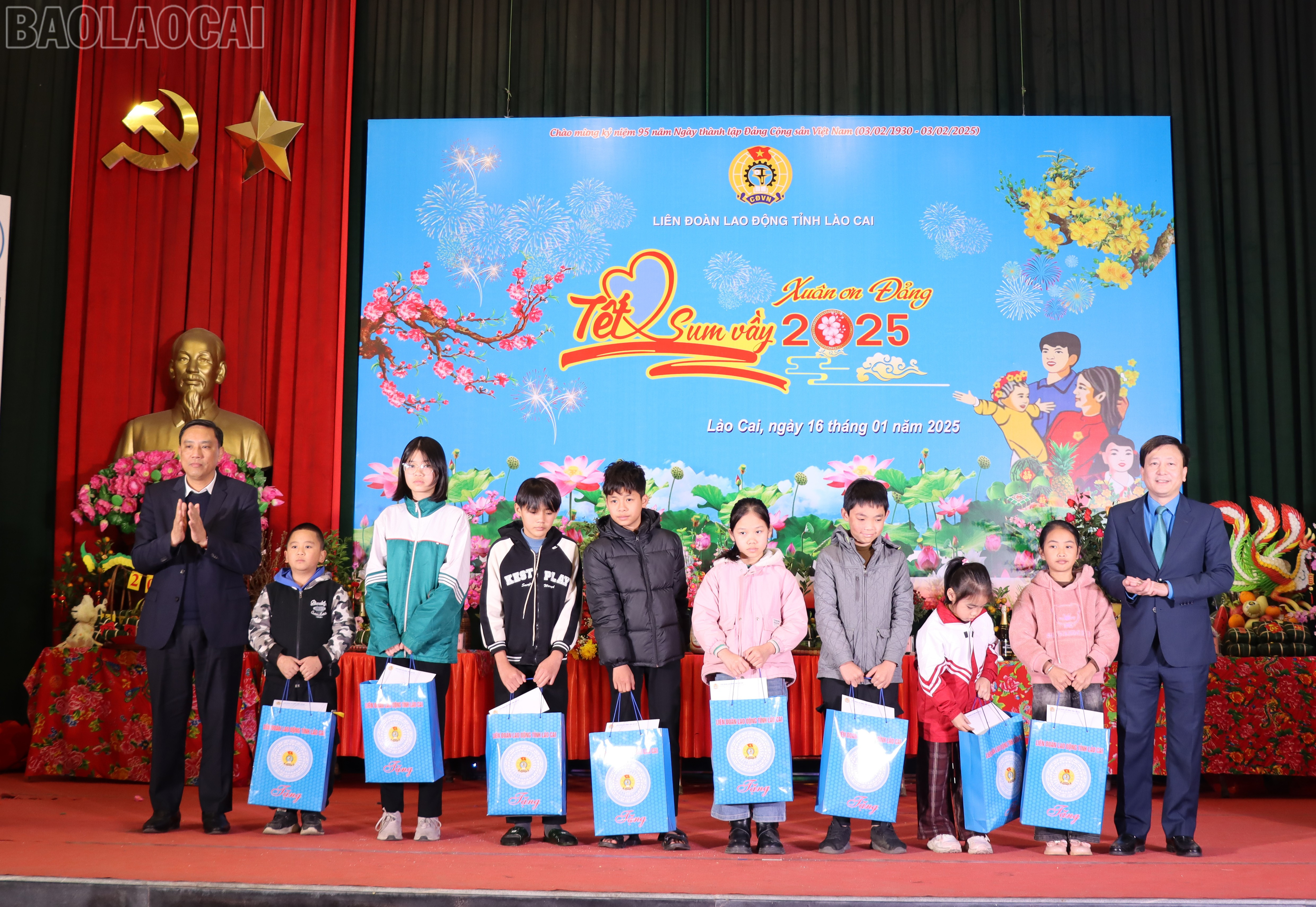 Phó Bí thư Tỉnh ủy Hoàng Giang và lãnh đạo Liên đoàn Lao động tỉnh trao quà tết cho trẻ em là con của đoàn viên, người lao động mồ côi, mắc bệnh hiểm nghèo. baolaocai-tl_img-1049.jpg