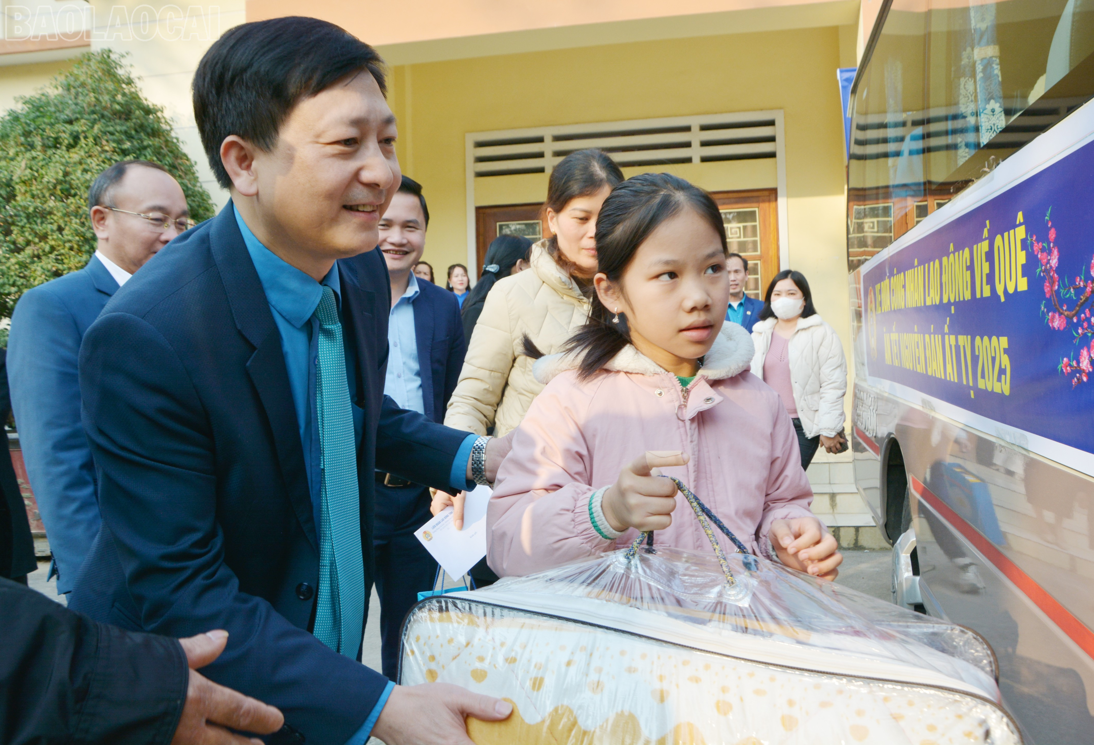 Lãnh đạo các cơ quan, đơn vị của tỉnh tiễn đoàn viên, lao động, con của đoàn viên, lao động về quê ăn Tết. baolaocai-tl_dsc-4264.jpg