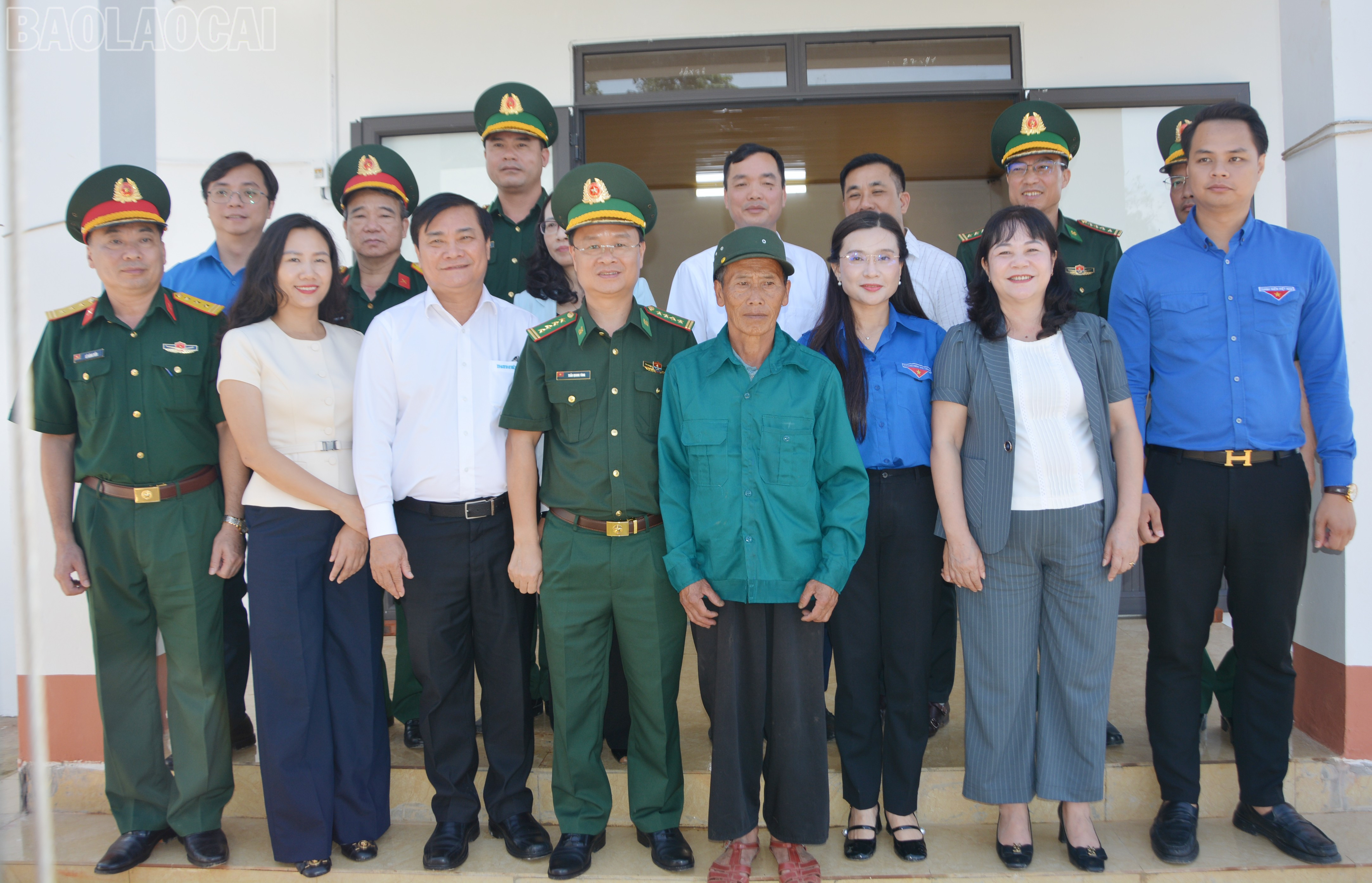 Các đại biểu cắt băng khánh thành nhà và chụp ảnh lưu niệm với người dân địa phương. baolaocai-tl_dsc-7657.jpg