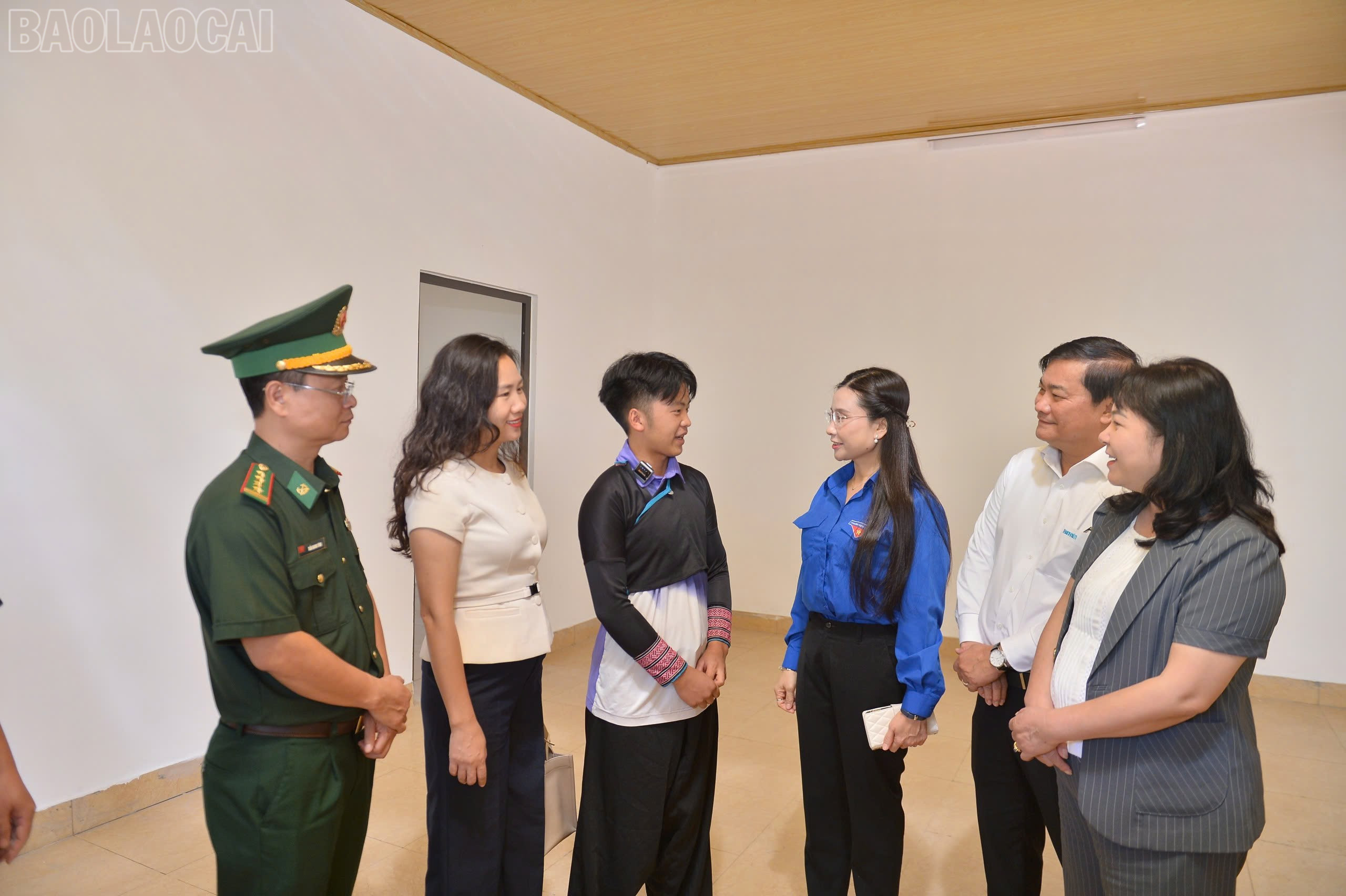 Đại biểu tham quan các căn nhà và động viên gia đình. baolaocai-tl_z6817224811270-579d8b7fc57232b8cef5f14dca5cd92f.jpg