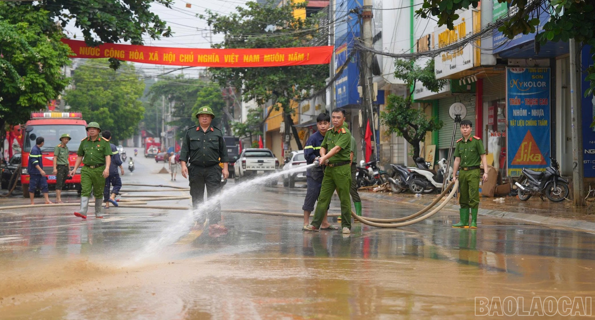Hàng nghìn lượt cán bộ, chiến sĩ không quản gian khó tham gia khắc phục hậu quả mưa lũ. baolaocai-br_image.jpg