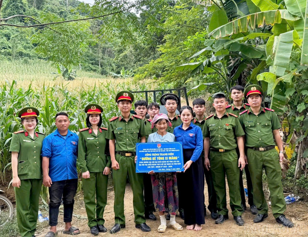 Các đoàn viên, thanh niên Công an tỉnh chung tay xây dựng công trình "Bê tông hóa đường giao thông nông thôn" tại xã Văn Bàn. baolaocai-br_z7087145674599-e4735c757525a369f5caf8eb042a4443.jpg