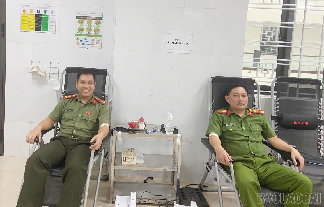 Cán bộ Công an phường Lào Cai tham gia hiến máu cứu người bệnh qua cơn nguy kịch. baolaocai-br_z6935417910042-a44046cdc32f5ffdb05920a9dee35094.jpg