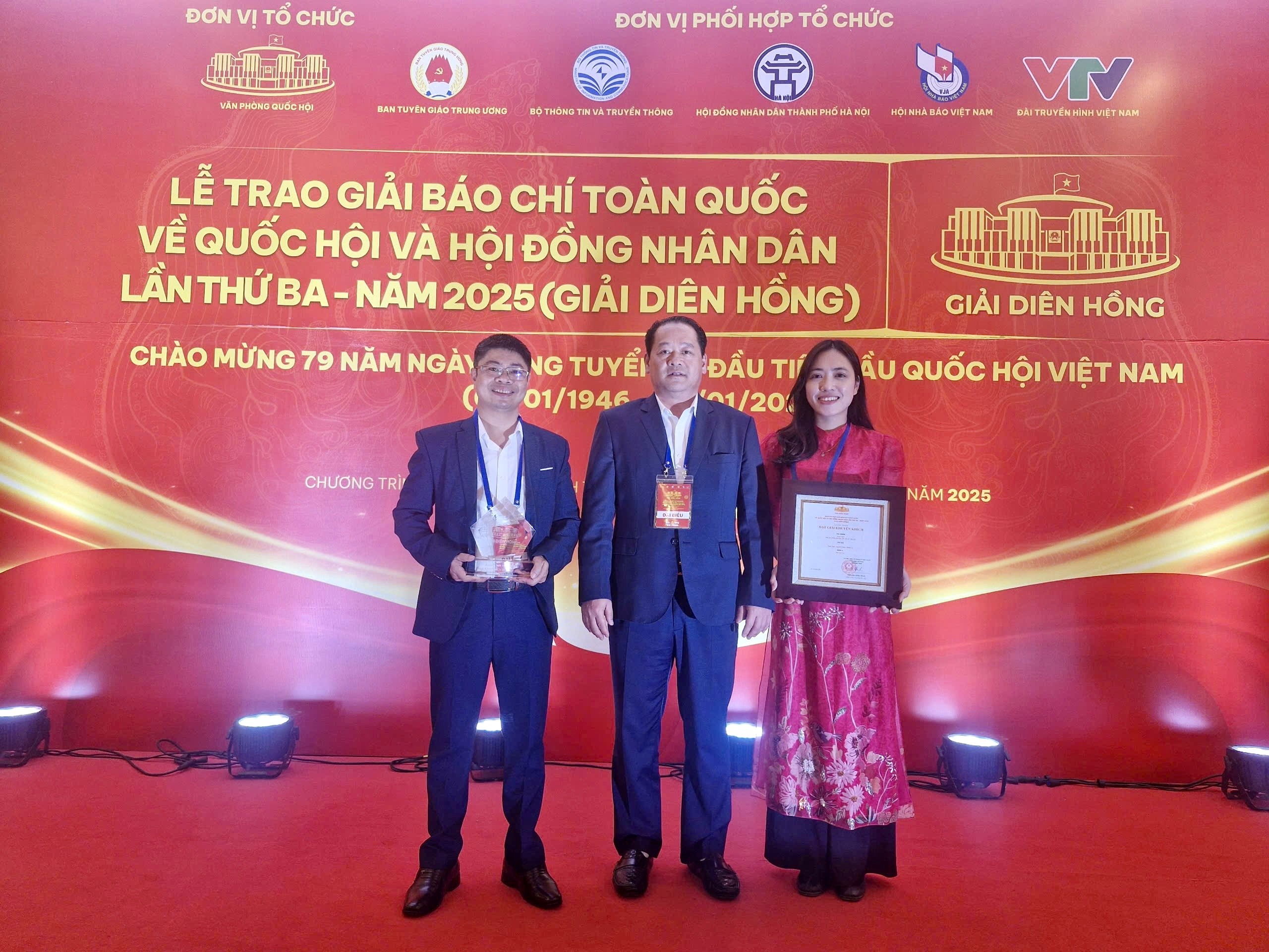 Tác giả Trần Tuấn Ngọc, Phạm Quỳnh Trang chụp ảnh lưu niệm cùng đồng chí Lý Bình Minh, Phó Chủ tịch HĐND tỉnh. z6200025865883-f4f57546a67d972fbf6d45eed1f824a6.jpg