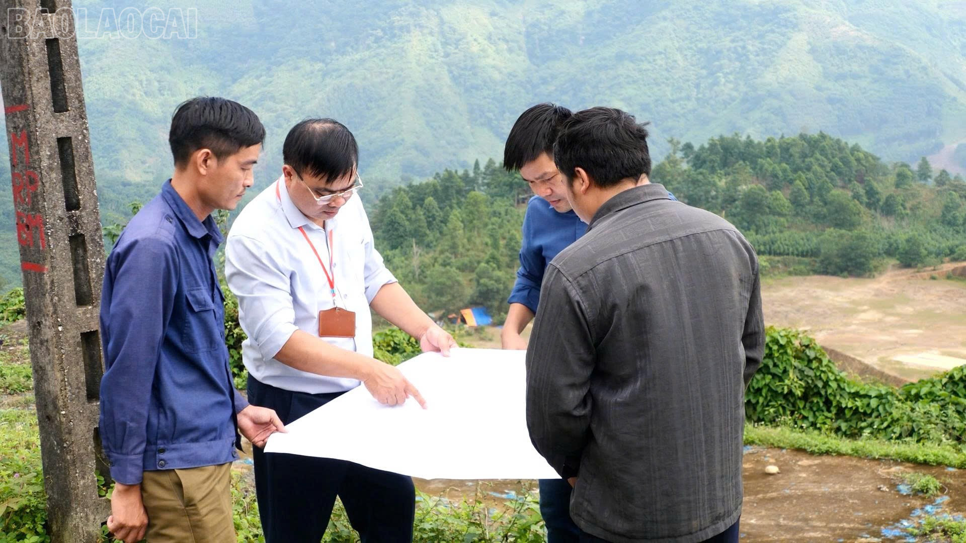 Cán bộ xã A Mú Sung thảo luận các phương án giải phóng mặt bằng phục vụ thi công dự án. baolaocai-tl_z7174592296869-a1e1346040f49cbc4f6e26e52092f61c.jpg