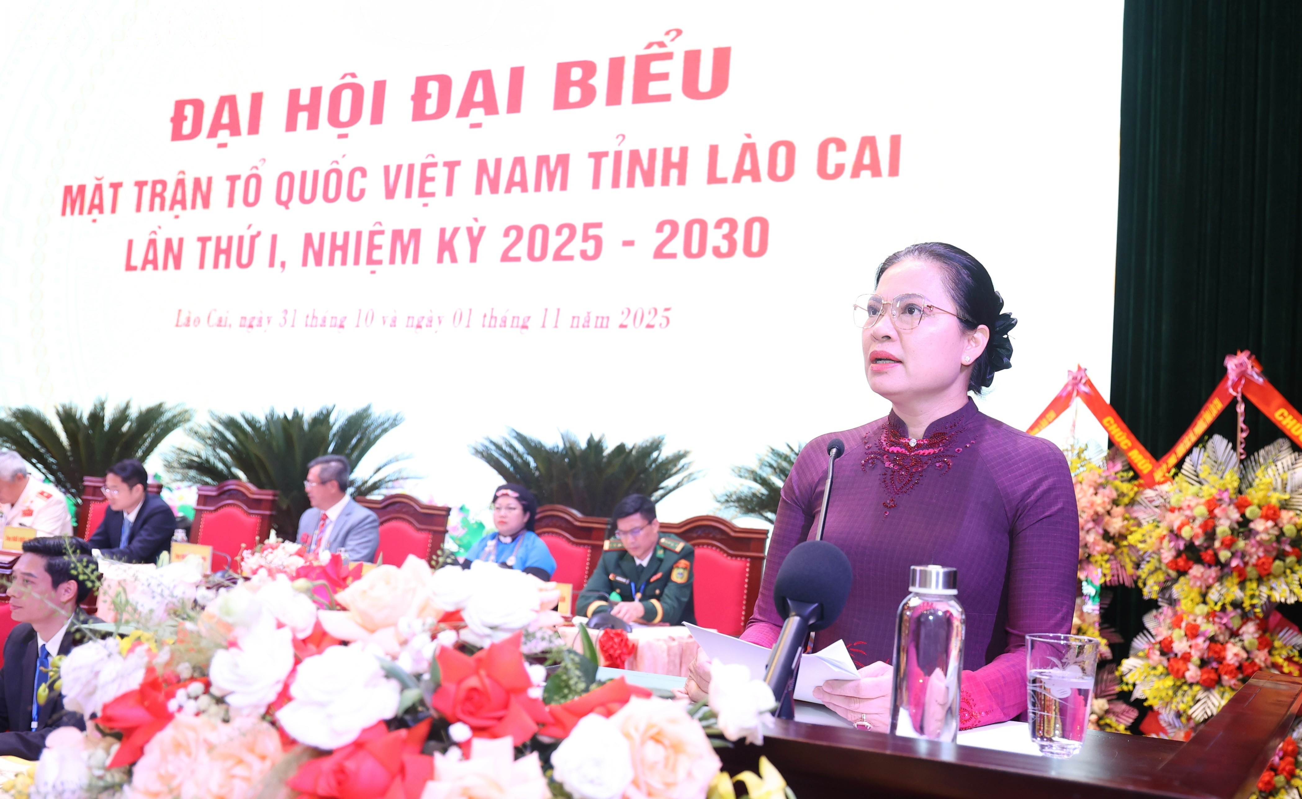 Đồng chí Hà Thị Nga phát biểu chỉ đạo đại hội. baolaocai-tl_z7177449646222-07c4ff709b1a543a7ec6ede83e6a0820.jpg