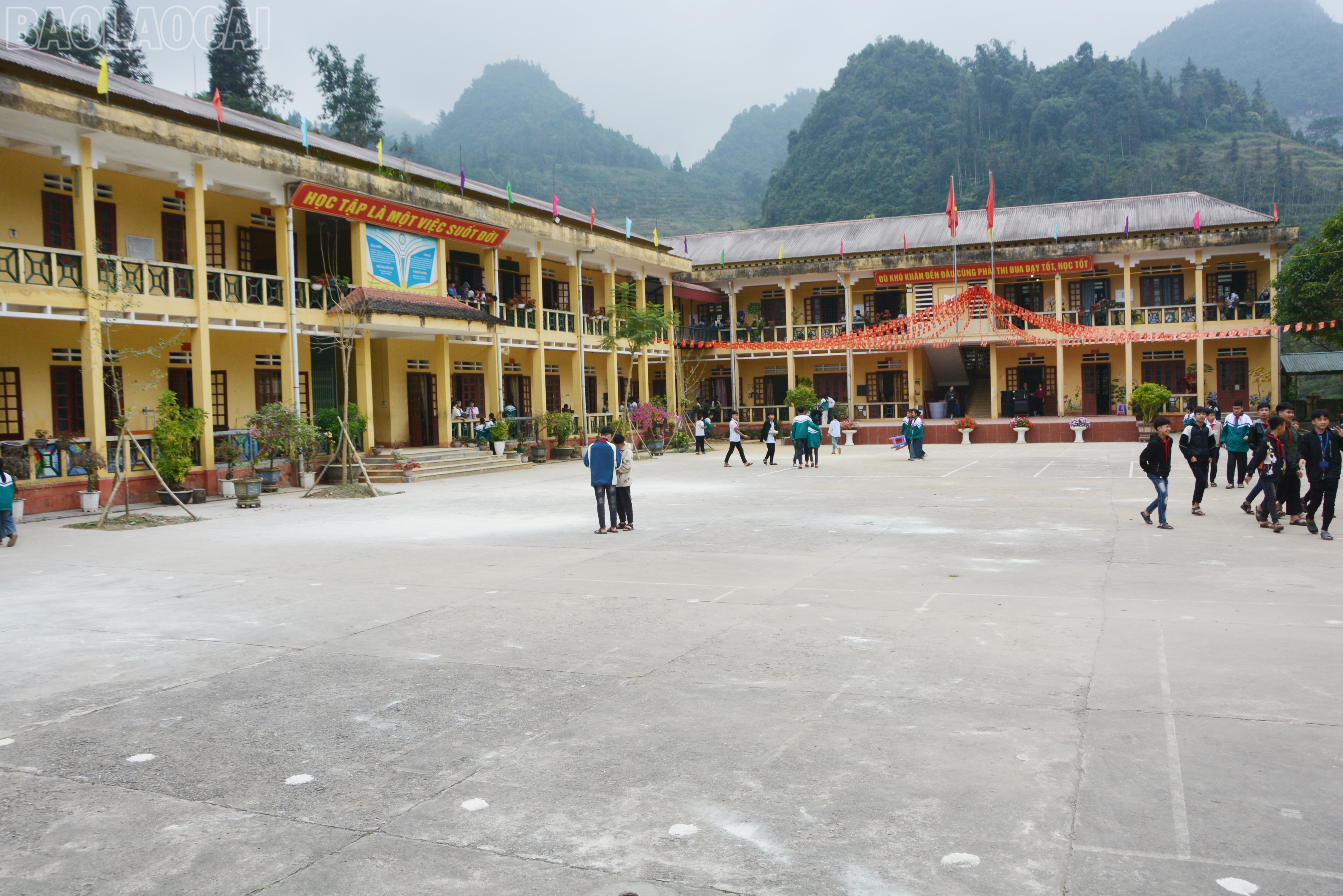 Trường THCS xã Mường Khương được xây dựng từ lâu, có nhiều hạng mục bị xuống cấp và thiếu phòng học bộ môn. baolaocai-tl_dsc-9212.jpg