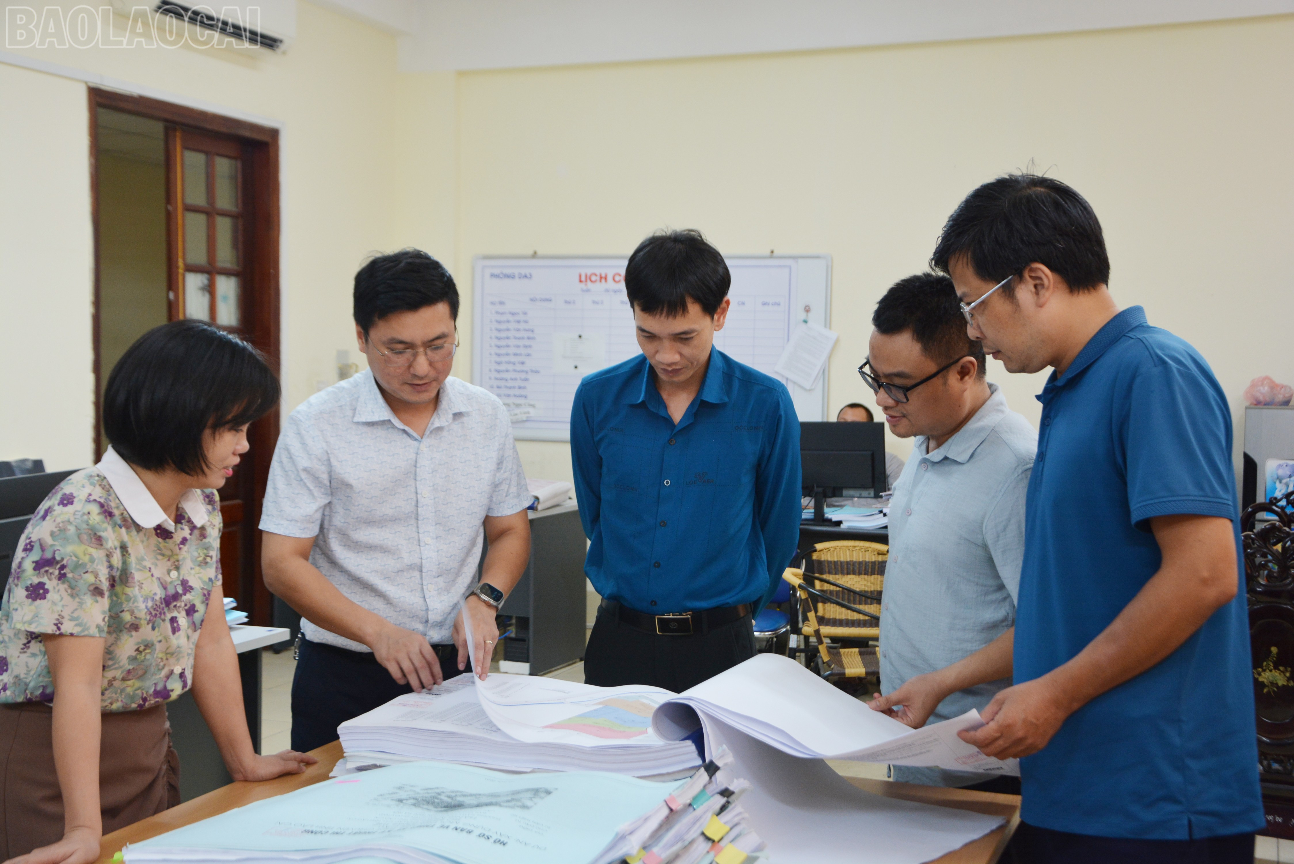 Cán bộ Ban Quản lý dự án đầu tư xây dựng tỉnh Lào Cai tích cực phối hợp triển khai dự án đảm bảo đúng tiến độ, yêu cầu đề ra. baolaocai-tl_dsc-9234.jpg