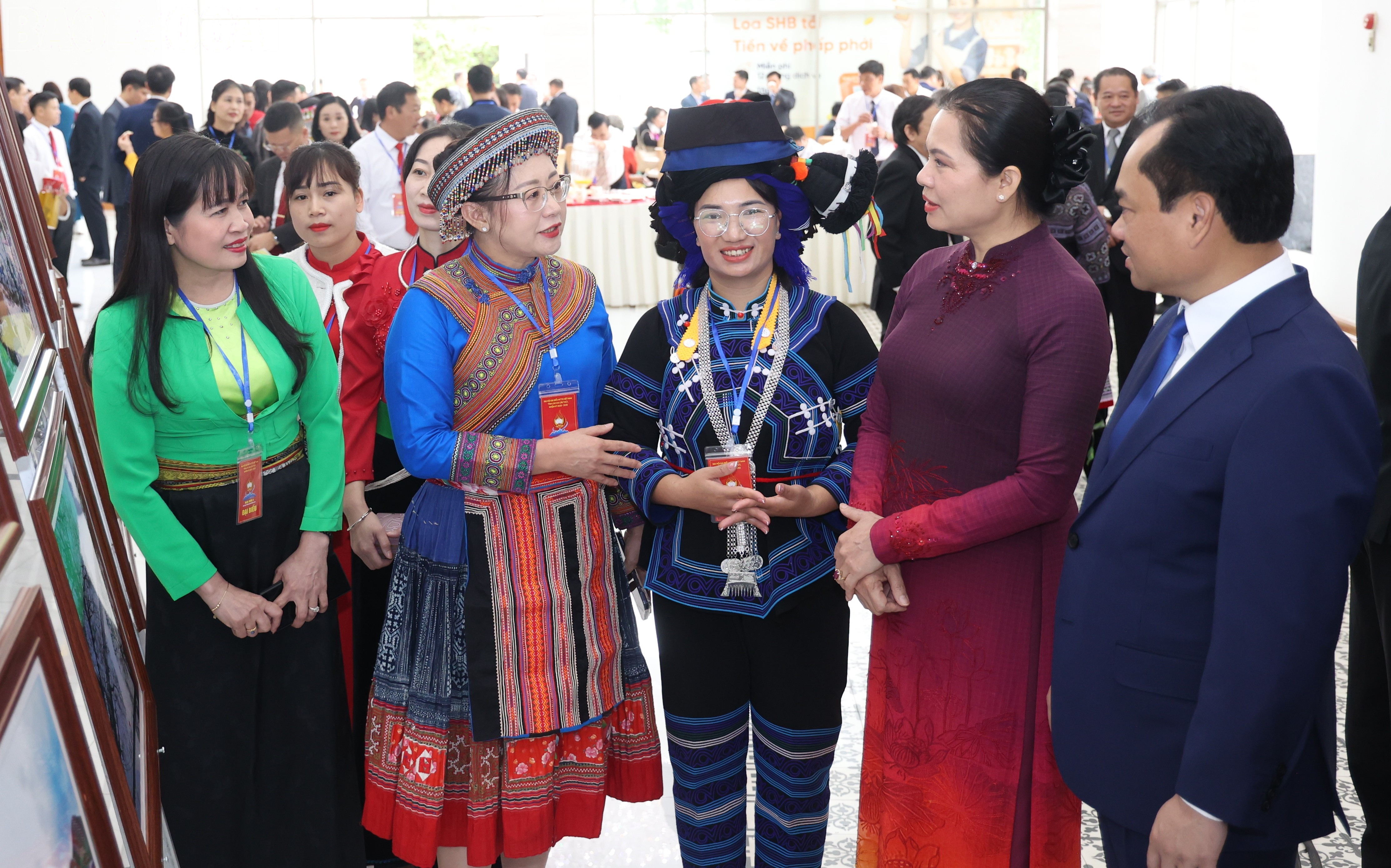 Các đồng chí lãnh đạo Ủy ban Trung ương MTTQ Việt Nam, tỉnh Lào Cai tham quan các gian trưng bày và trò chuyện với đại biểu dự đại hội baolaocai-tl_z7177389598442-61c5c5b682f48a6e6cd6d551417ef5bb.jpg