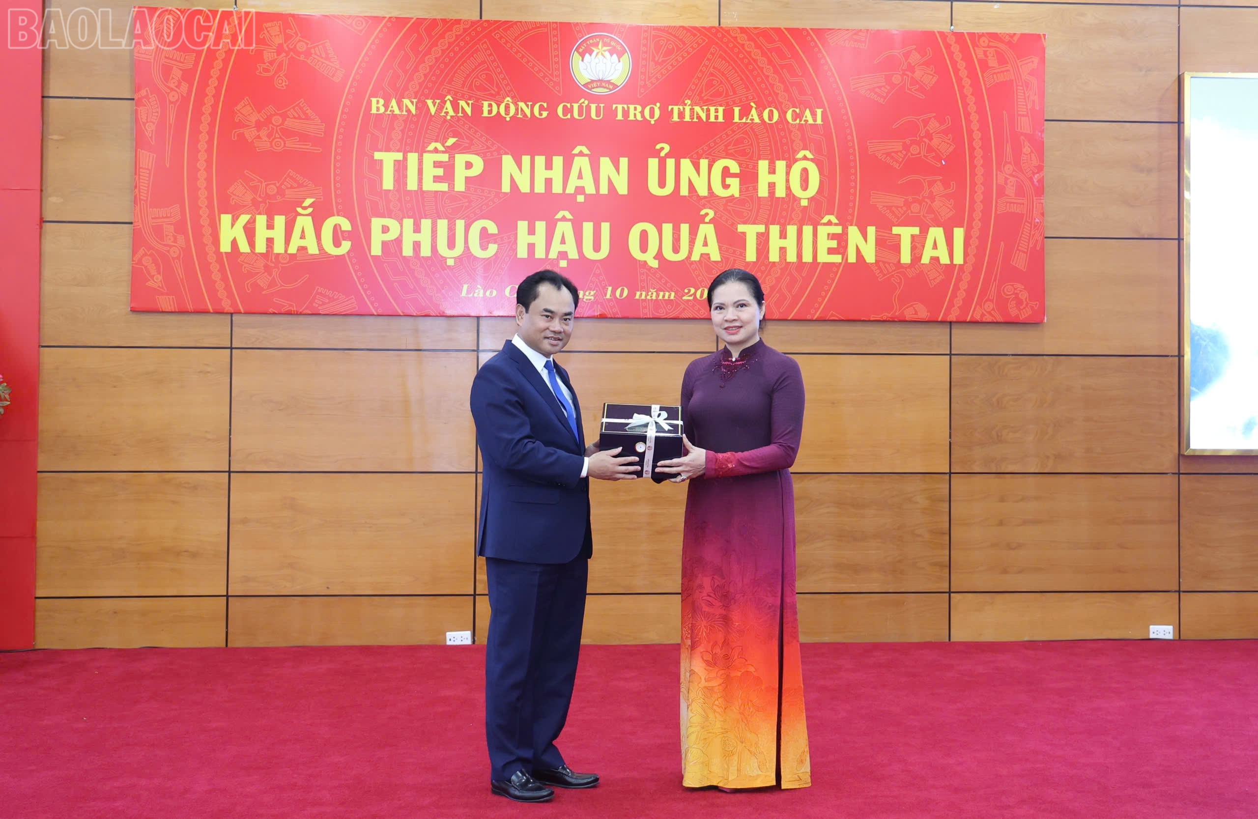 Đồng chí Trịnh Việt Hùng - Ủy viên dự khuyết Ban Chấp hành Trung ương Đảng, Bí thư Tỉnh ủy, Chủ tịch HĐND tỉnh Lào Cai trao quà cho Đoàn công tác Ủy ban Trung ương MTTQ Việt Nam. baolaocai-tl_z7177696429211-e0916033d2af73ce5e9cb6eb2885adb0.jpg