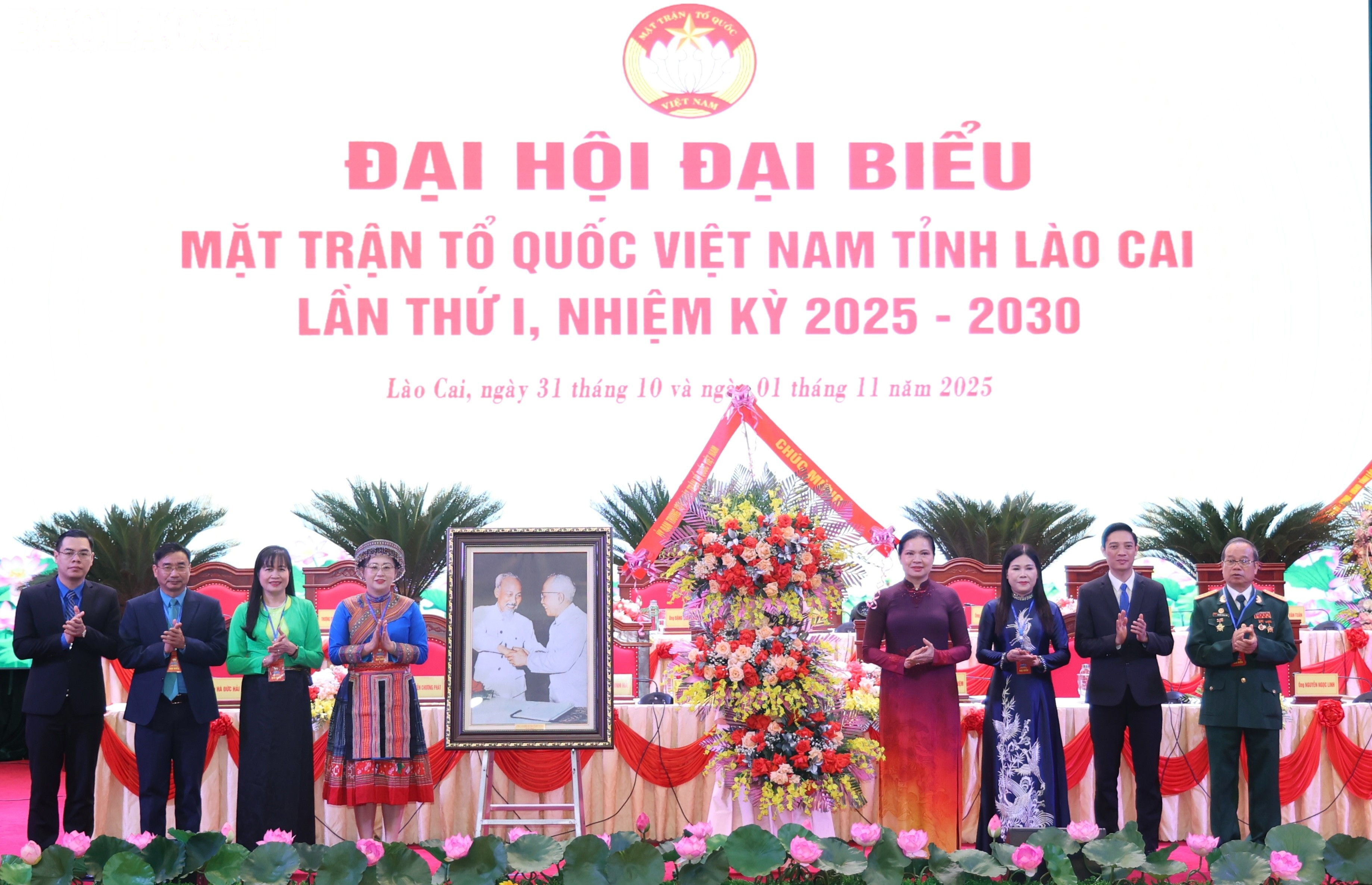 Đồng chí Hà Thị Nga, Ủy viên Ban Chấp hành Trung ương Đảng, Phó Chủ tịch Ủy ban Trung ương MTTQ Việt Nam tặng hoa chúc mừng đại hội. baolaocai-tl_z7177209023215-7ff7853876bfb052bf1639d8395f0ca1.jpg