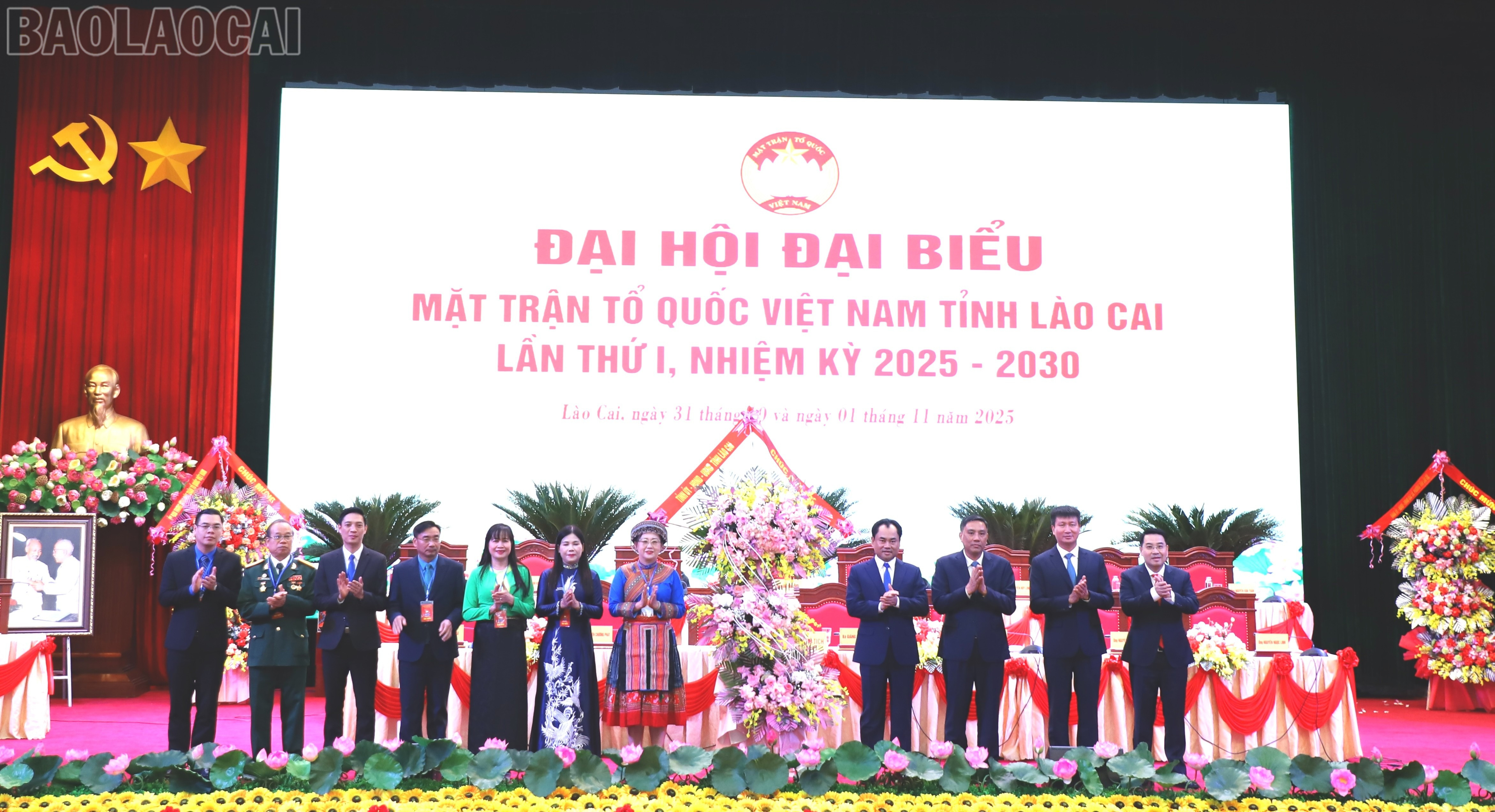 Các đồng chí Thường trực Tỉnh ủy Lào Cai tặng hoa chúc mừng đại hội. baolaocai-tl_z7177209047742-16f4611d917330da92bbc934a4f10738.jpg