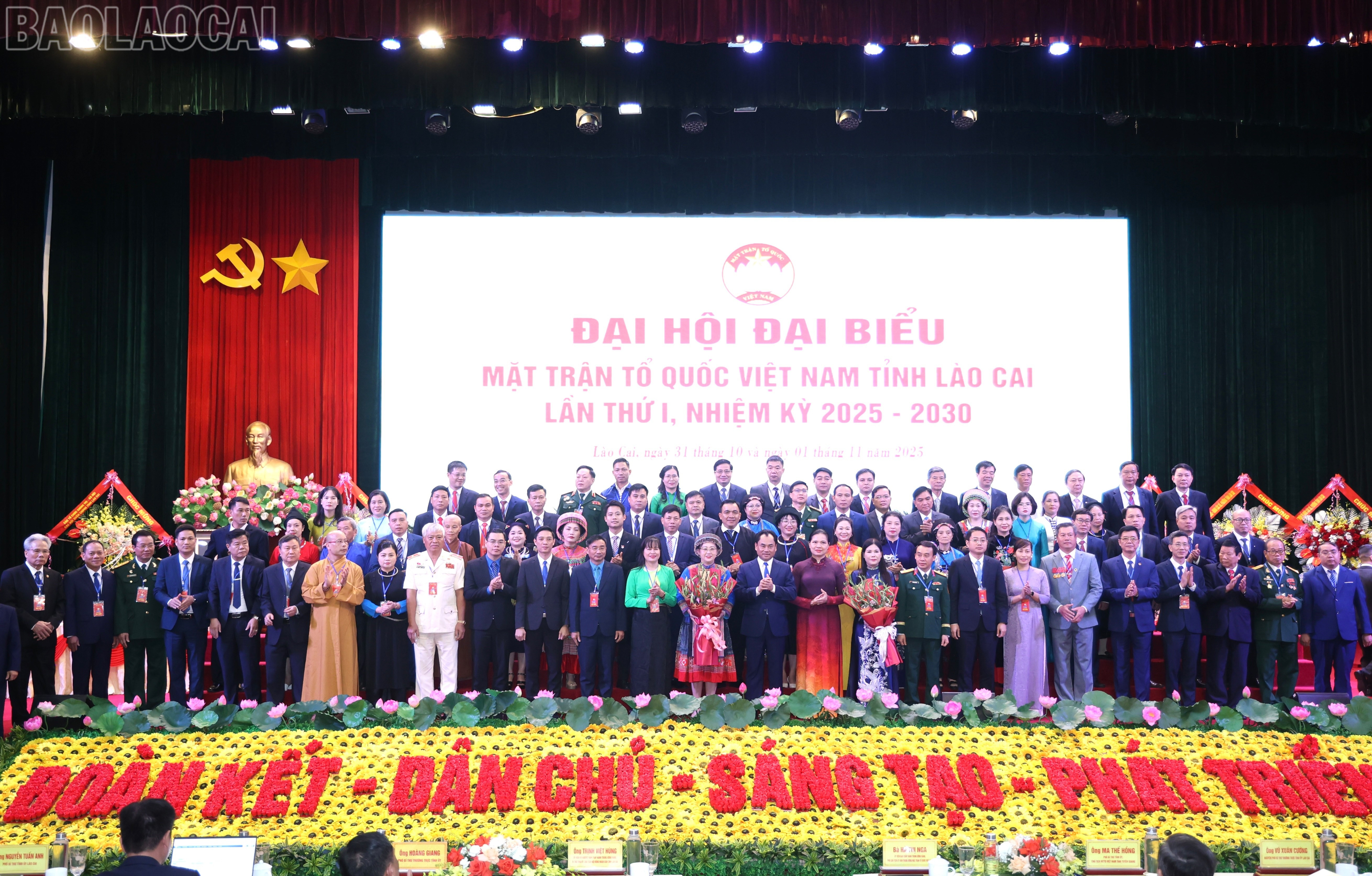 Các đồng chí lãnh đạo Ủy ban Trung ương MTTQ Việt Nam, tỉnh Lào Cai tặng hoa chúc mừng Ủy ban MTTQ tỉnh Lào Cai khóa I, nhiệm kỳ 2025 - 2030. baolaocai-tl_z7177405037300-7e850d742f3ce7b638c4fd950228dc2a.jpg