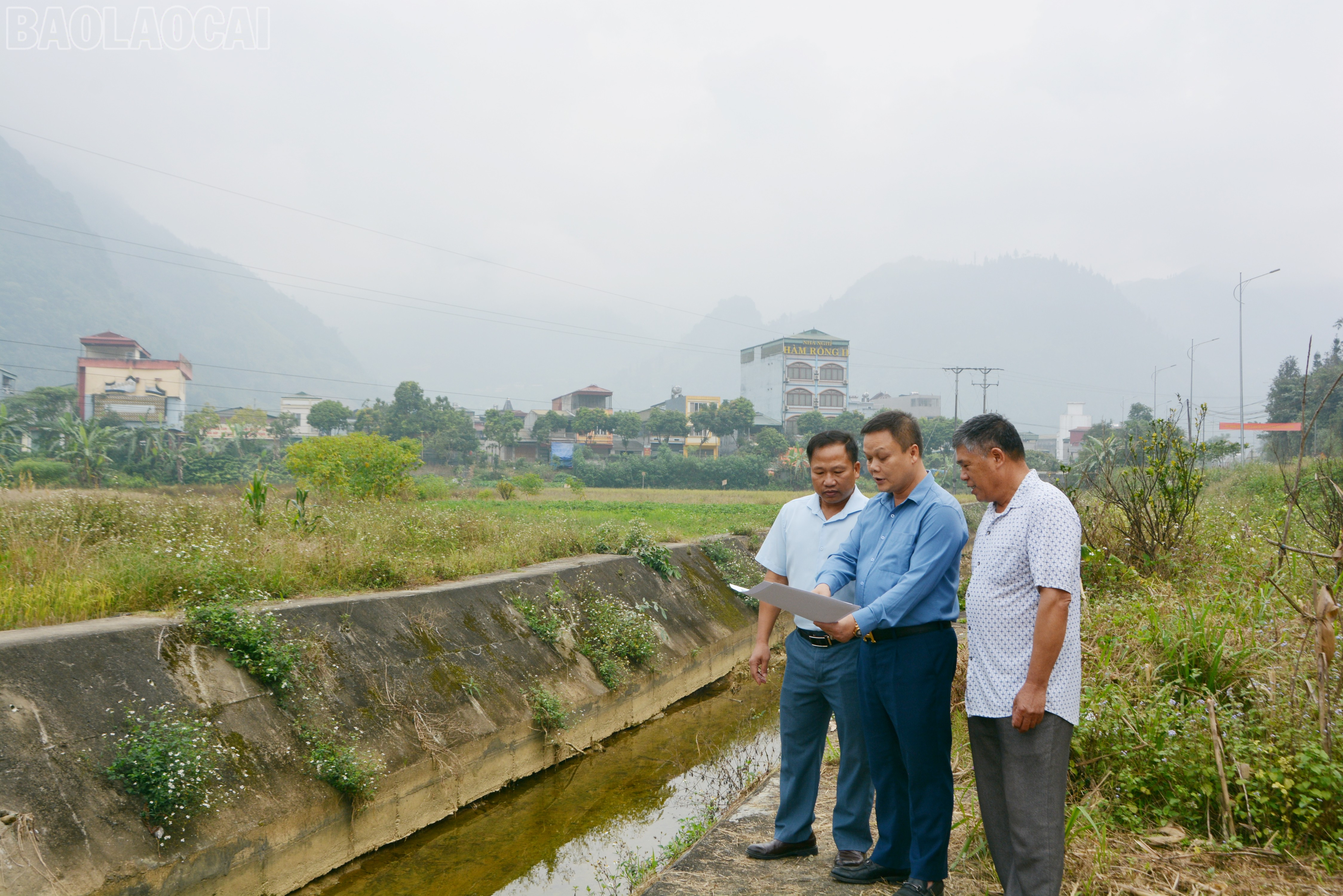 Lãnh đạo, cán bộ xã Mường Khương kiểm tra thực địa khu vực thi công dự án. baolaocai-tl_dsc-9203.jpg