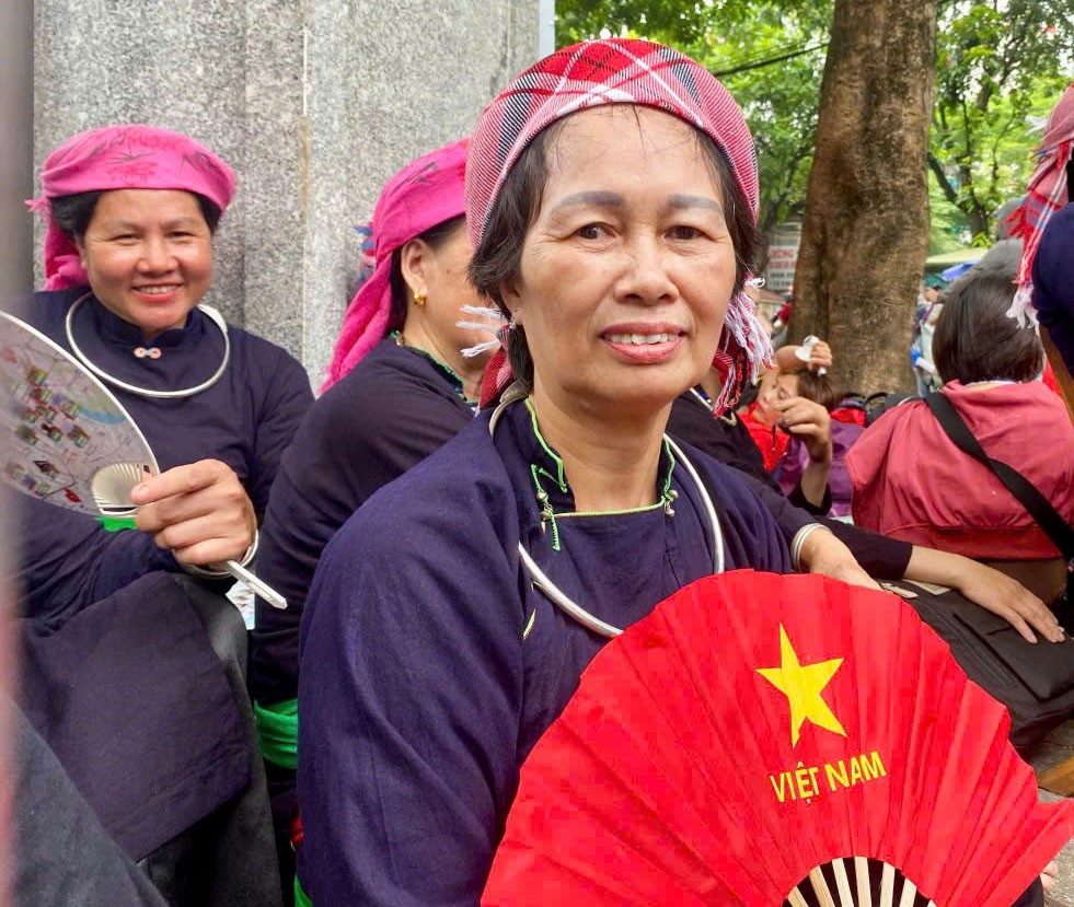 Đồng bào người Tày ở tổ 17 Bình Minh, phường Cam Đường háo hức về Thủ đô tham dự Lễ Kỷ niệm 80 năm Quốc khánh (ảnh nhân vật cung cấp). z6966960202573-57e396d9144109bbb437bec80f2c7755.jpg