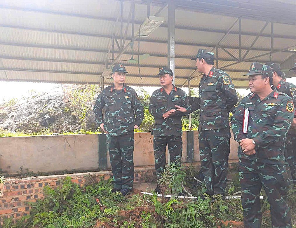 Đại tá Lương Thanh Hải (ngoài cùng bên trái ảnh) - Phó Chỉ huy trưởng, Tham mưu trưởng Bộ CHQS tỉnh trao đổi cùng cán bộ các đơn vị về nhiệm vụ công tác diễn tập. 867ca13d87250c7b5534.jpg