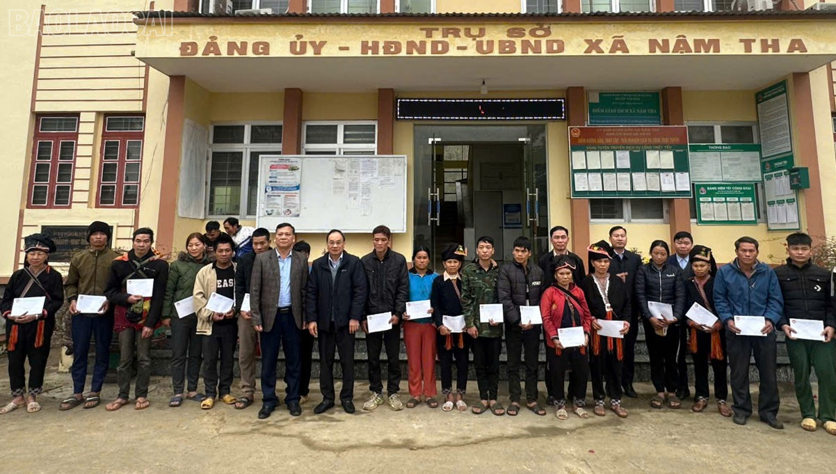 Chủ tịch Ủy ban MTTQ Việt Nam tỉnh Lý Văn Hải và lãnh đạo huyện Văn Bàn trao quà tết cho các hộ dân địa phương (ảnh Ủy ban MTTQ Việt Nam tỉnh cung cấp). baolaocai-tl_z6255878408691-fb030f23f6a9df98719a454e131ee14c.jpg