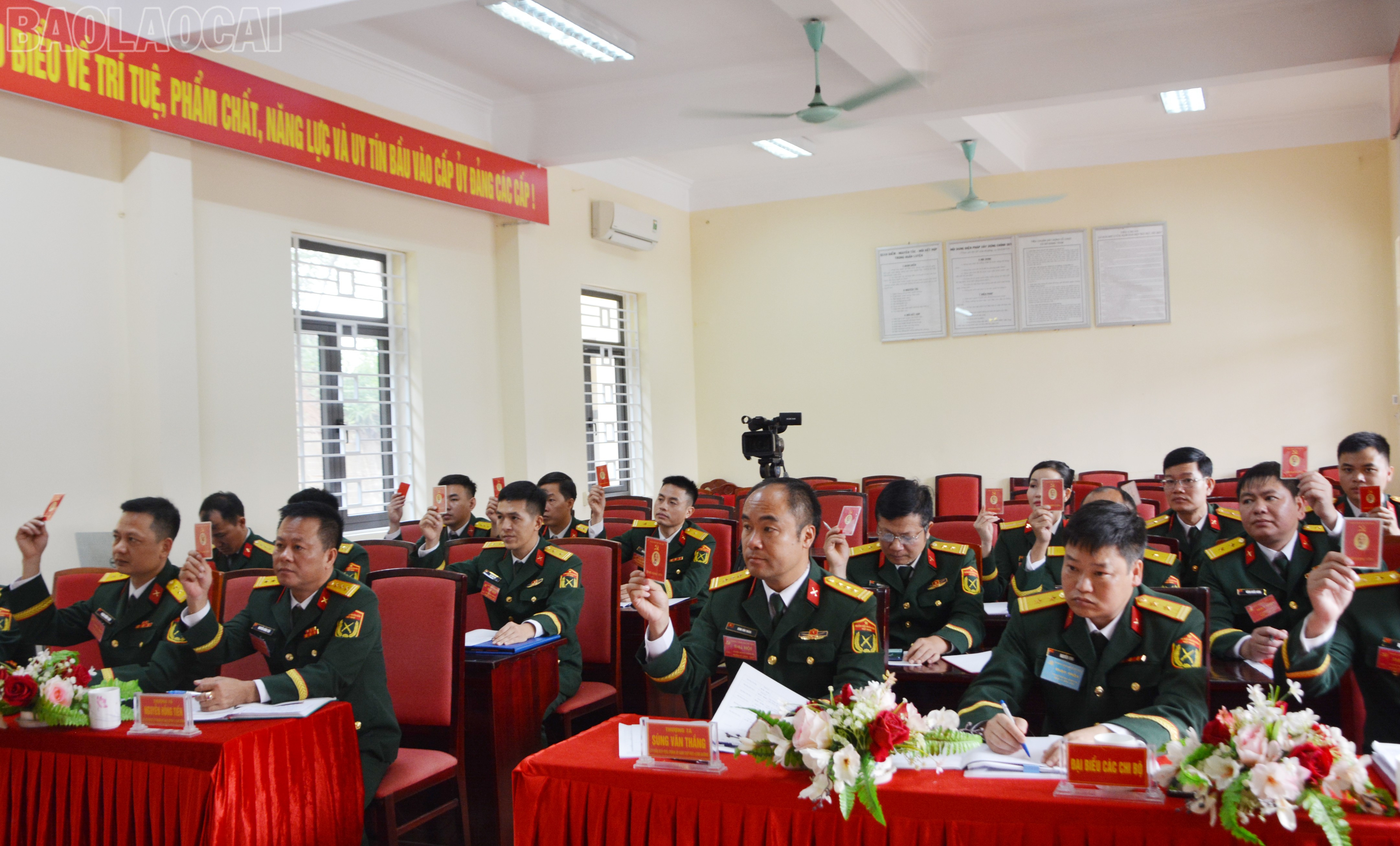 Đại biểu biểu quyết thông qua nghị quyết đại hội. baolaocai-tl_dsc-7454.jpg