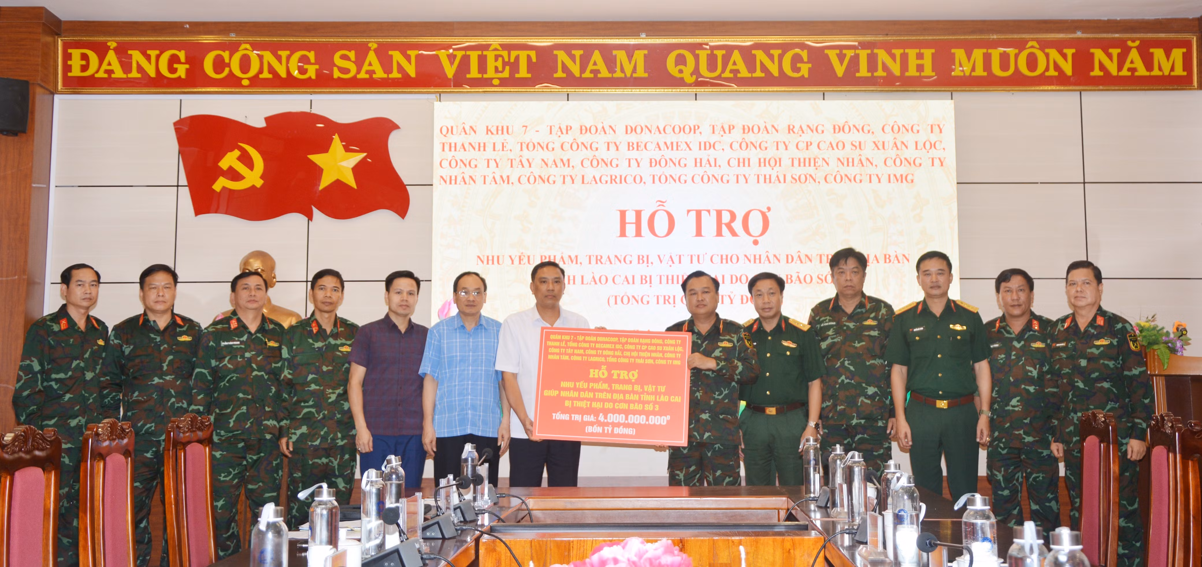 Đoàn công tác Quân khu 7 trao hỗ trợ cho tỉnh Lào Cai khắc phục hậu quả thiên tai.