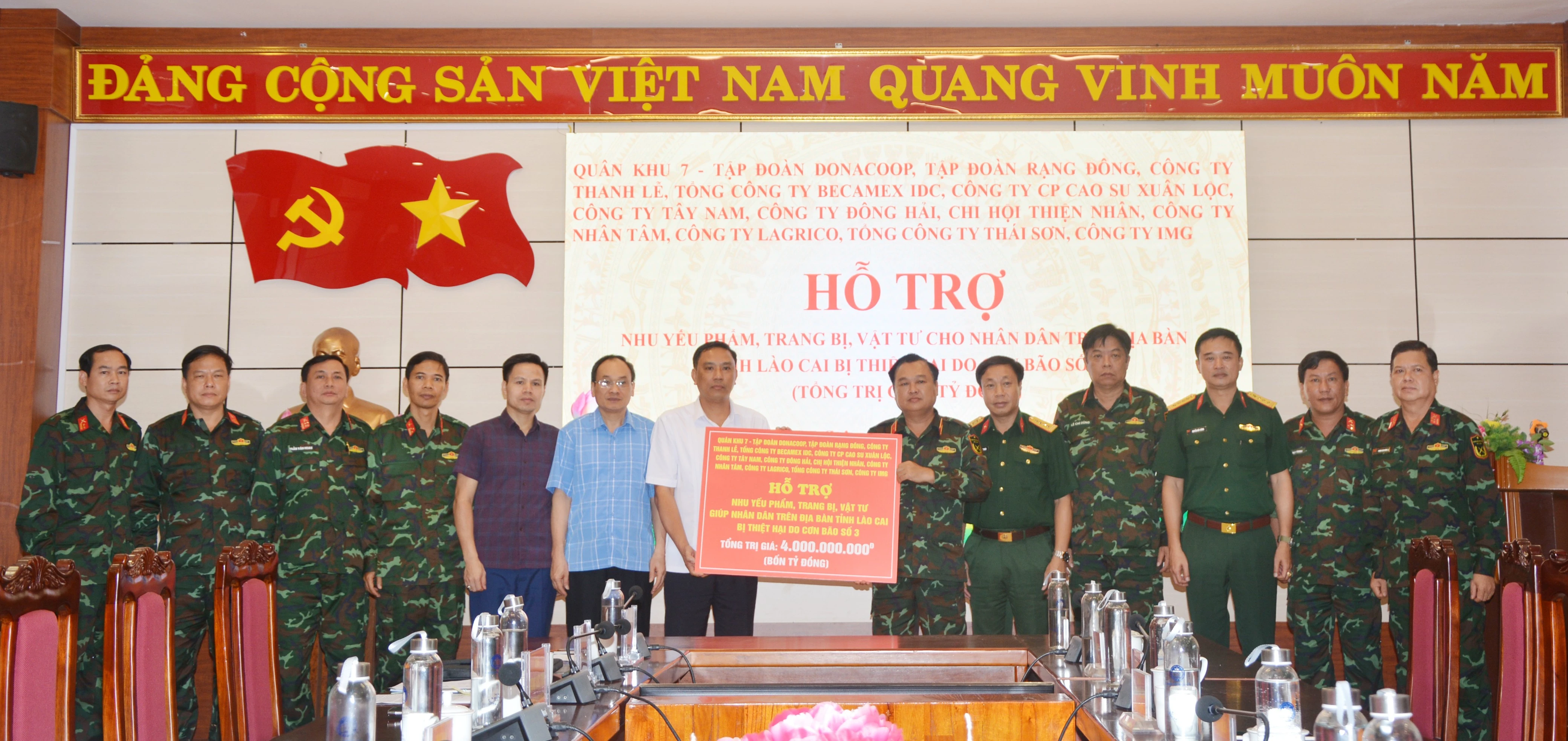 Đoàn công tác Quân khu 7 trao hỗ trợ cho tỉnh Lào Cai khắc phục hậu quả thiên tai.