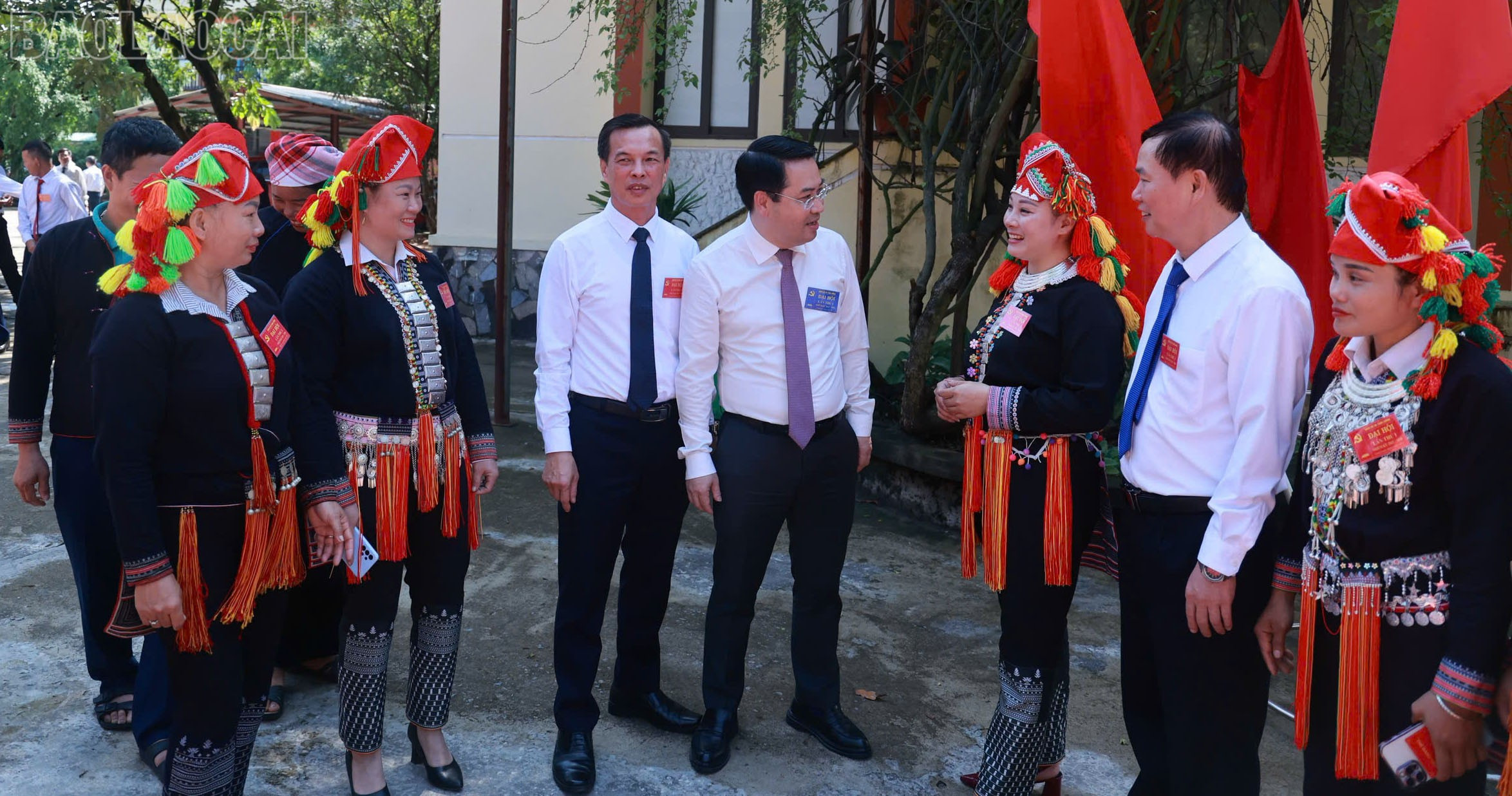 Đồng chí Nguyễn Tuấn Anh, Phó Bí thư Tỉnh ủy trò chuyện với các đại biểu bên lề đại hội. baolaocai-tl_z6905283412729-f74449b0619b8c8d2a69f59c3fcb55bf.jpg