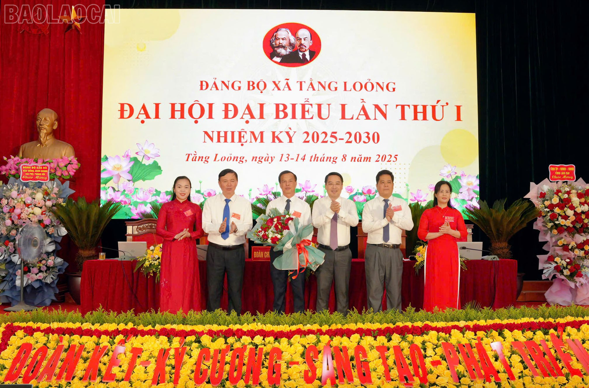 Đồng chí Nguyễn Tuấn Anh, Phó Bí thư Tỉnh ủy tặng hoa chúc mừng Ban Chấp hành Đảng bộ xã Tằng Loỏng và Đoàn đại biểu Đảng bộ xã Tằng Loỏng dự Đại hội Đảng bộ tỉnh Lào Cai. baolaocai-tl_z6905359017649-869c2515d69a0554c1a4385230d7e06d.jpg