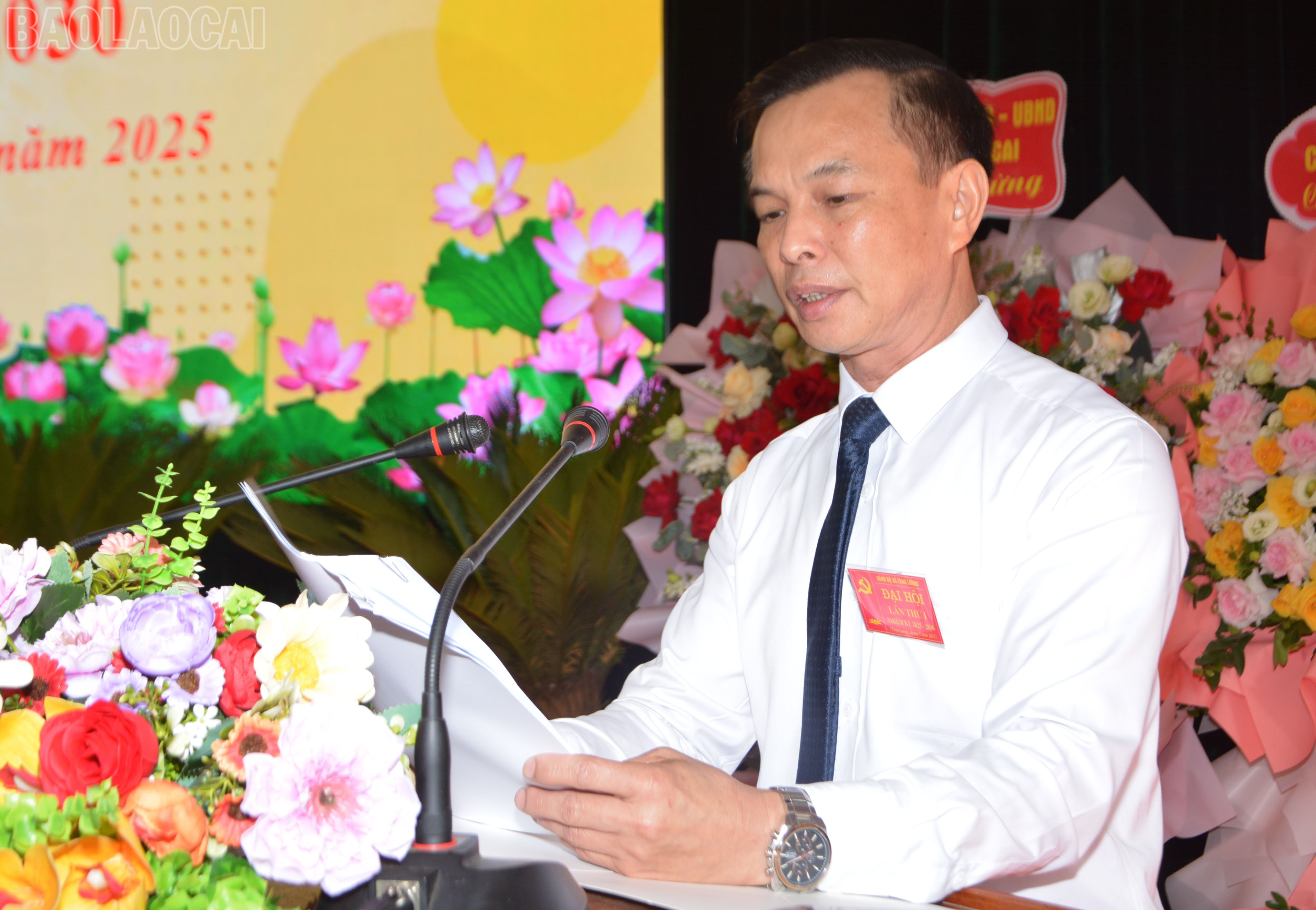 Đồng chí Nguyễn Quang Úy, Bí thư Đảng ủy xã Tằng Loỏng phát biểu khai mạc đại hội. baolaocai-tl_dsc-8173.jpg