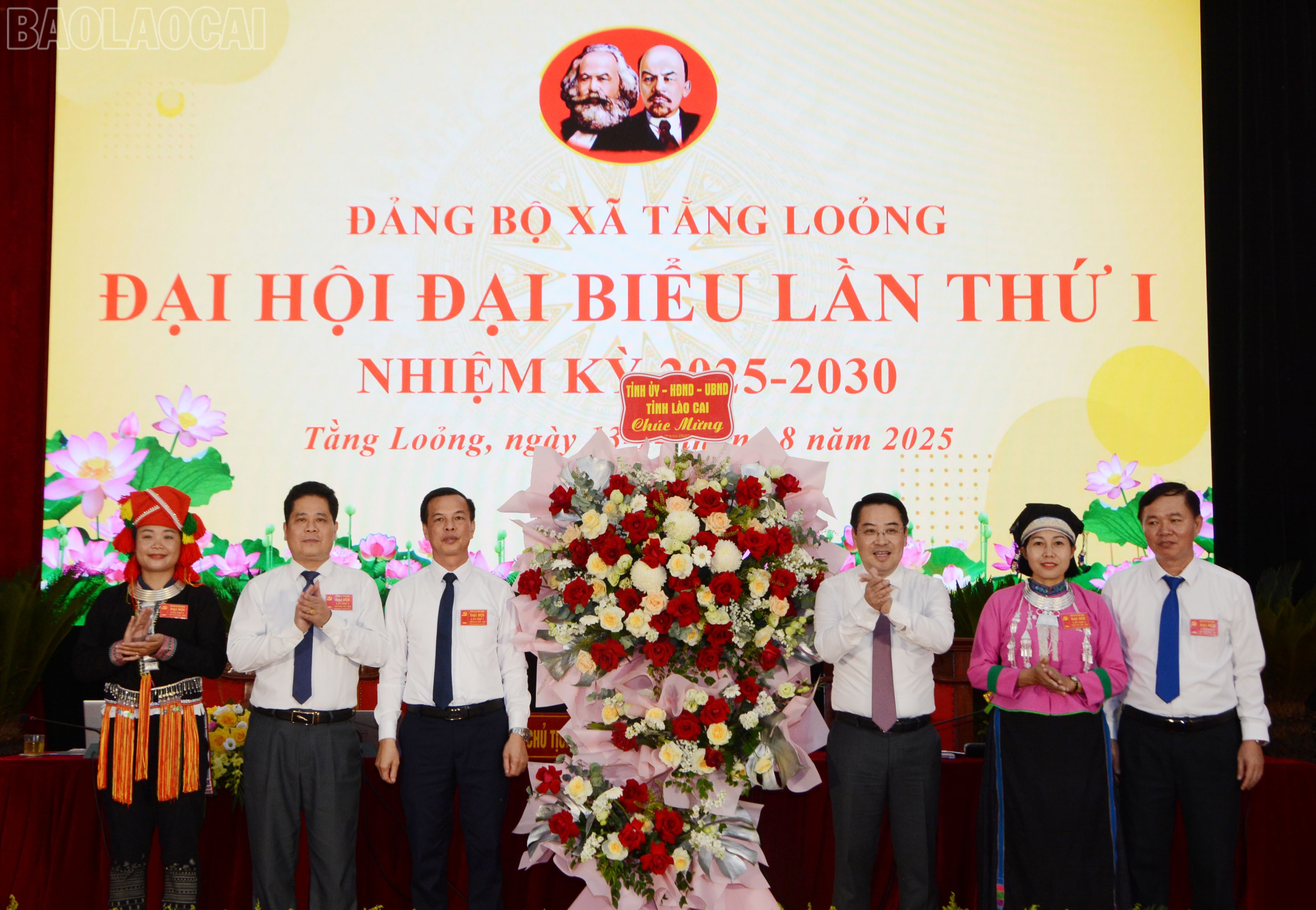 Đồng chí Nguyễn Tuấn Anh, Phó Bí thư Tỉnh ủy tặng hoa chúc mừng đại hội. baolaocai-tl_dsc-8259.jpg
