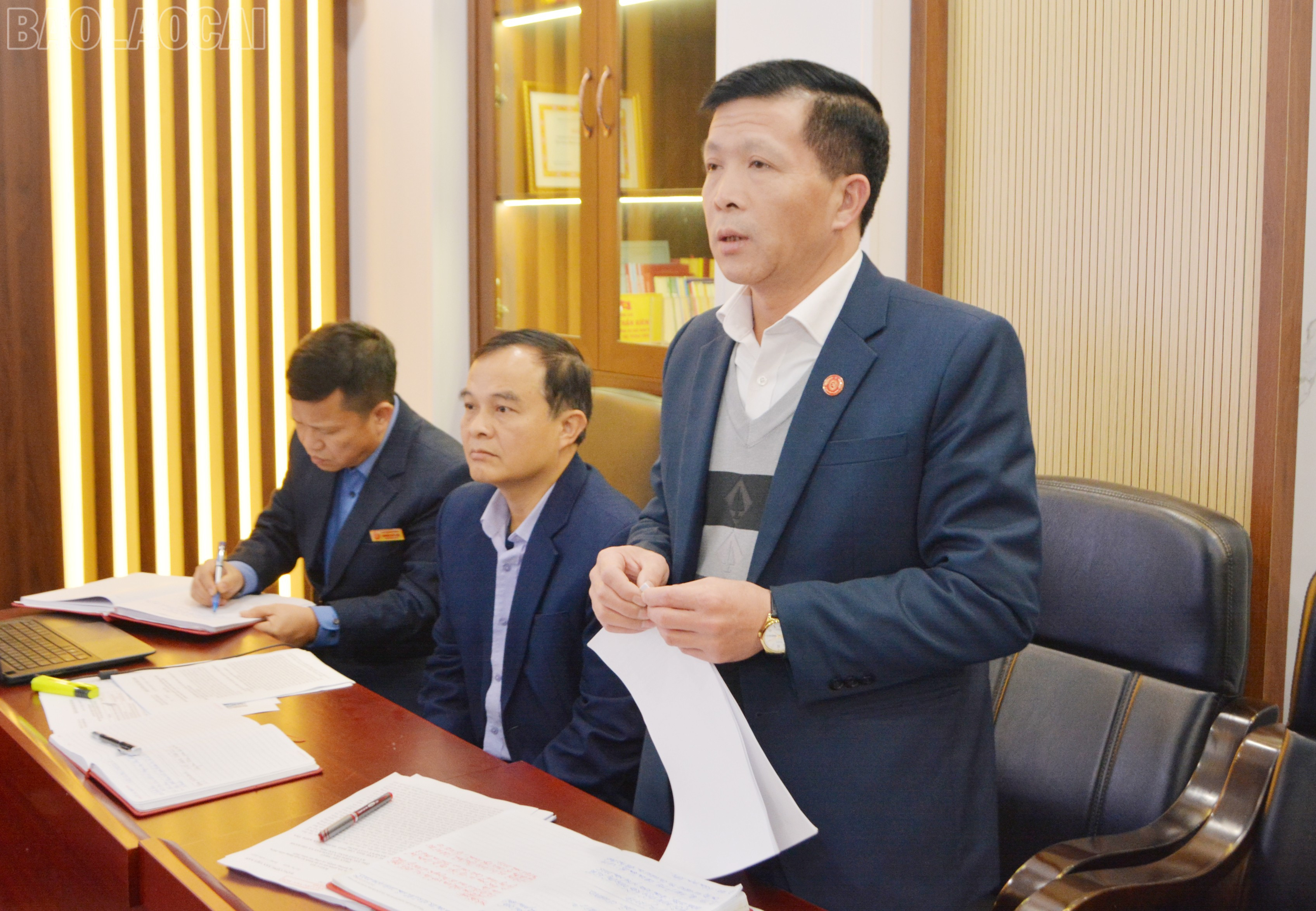 Đại biểu phát biểu ý kiến tại hội nghị. baolaocai-tl_dsc-2945.jpg