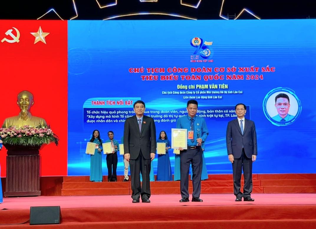Ban Tổ chức chương trình trao thưởng, tôn vinh đồng chí Phạm Văn Tiên. z5681897650599_4a006d6dee8578d52c5d2124532c892c.jpg
