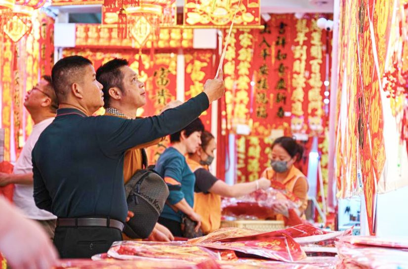 Người dân mua câu đối tại chợ Tết ở Hải Khẩu, tỉnh Hải Nam (Trung Quốc). the-gioi8224.jpg