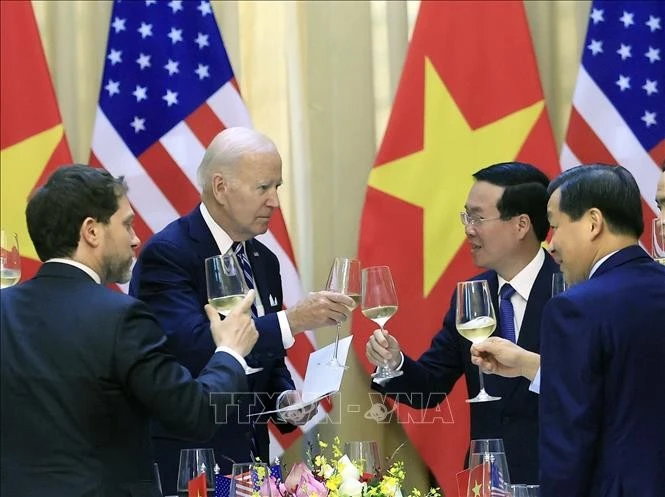 Chủ tịch nước Võ Văn Thưởng và Tổng thống Hoa Kỳ Joe Biden nâng ly chúc mừng.