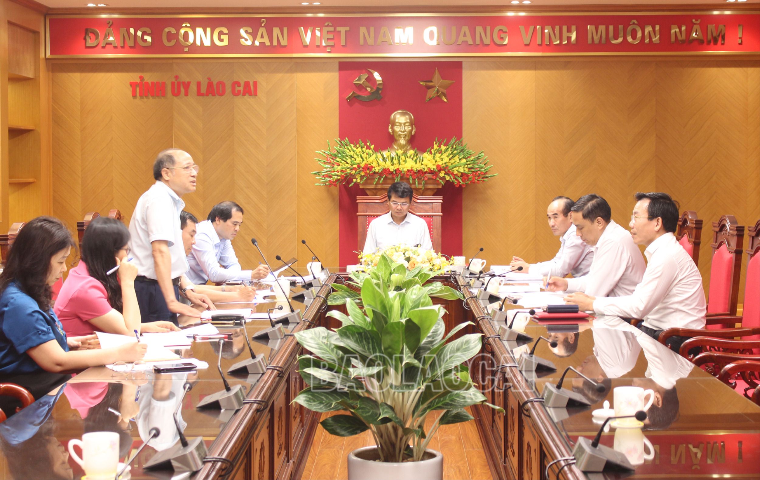 Đồng chí Hứa Tân Hưng, Hiệu trưởng Trường Chính trị tỉnh báo cáo Thường trực Tỉnh ủy về công tác nâng cao chất lượng đào tạo. img-6062-751306.jpg