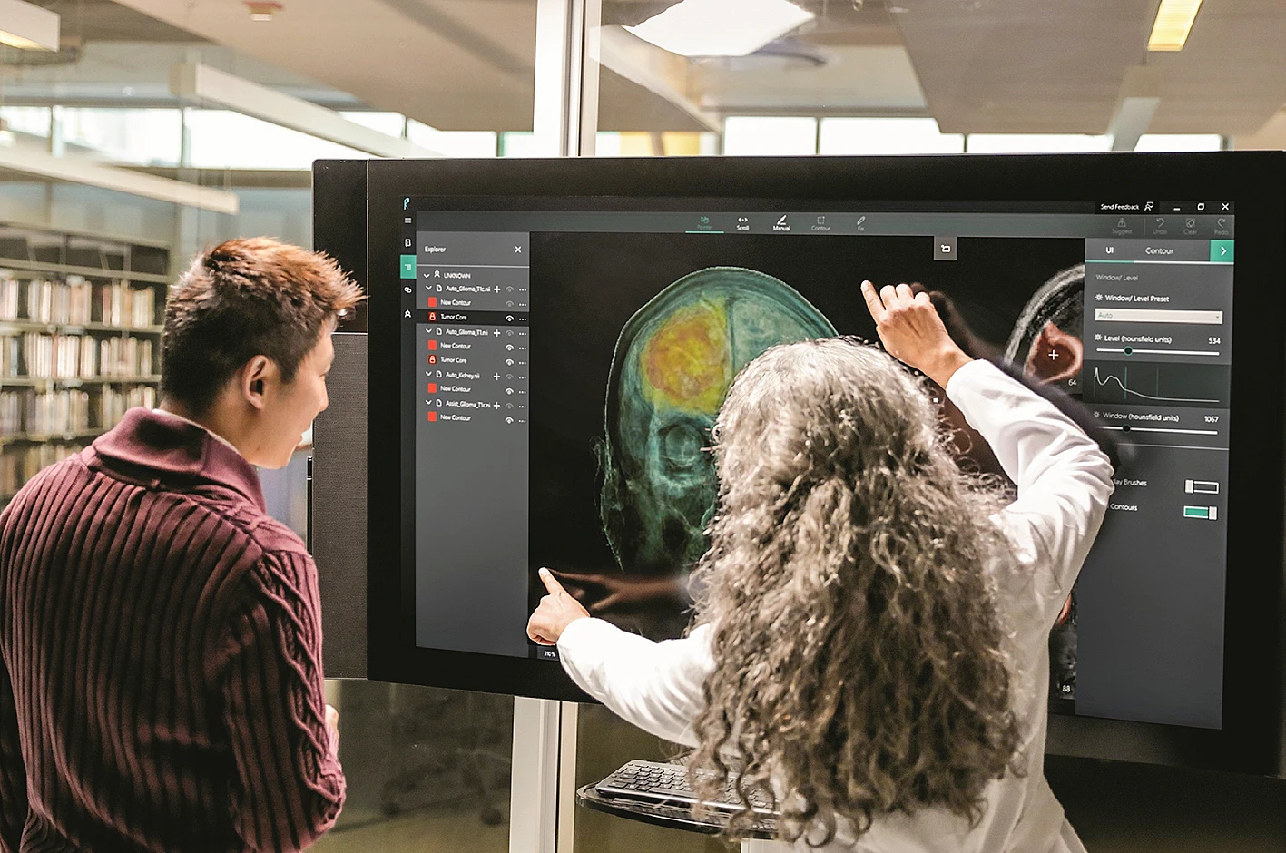 Các kỹ sư của Microsoft nghiên cứu về AI.