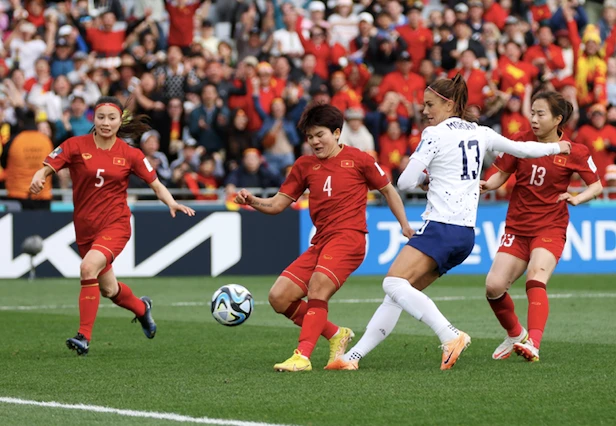 Tuyển nữ Mỹ (áo trắng) gây áp lực lớn lên hàng phòng ngự Việt Nam.