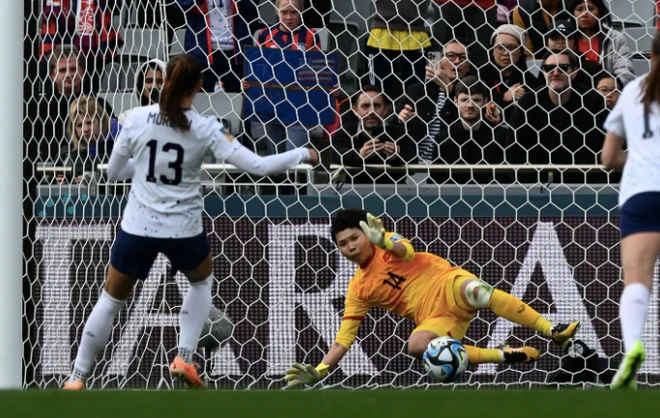 Tiền đạo số 1 Mỹ - Alex Morgan không thắng được Kim Thanh trên chấm 11m.