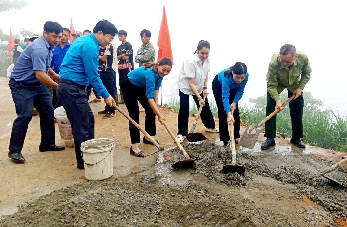 Lãnh đạo Liên đoàn Lao động tỉnh và lãnh đạo huyện Mường Khương cùng người dân làm sân nhà văn hóa thôn Sín Chải A, xã Dìn Chin. CD 227231.jpg