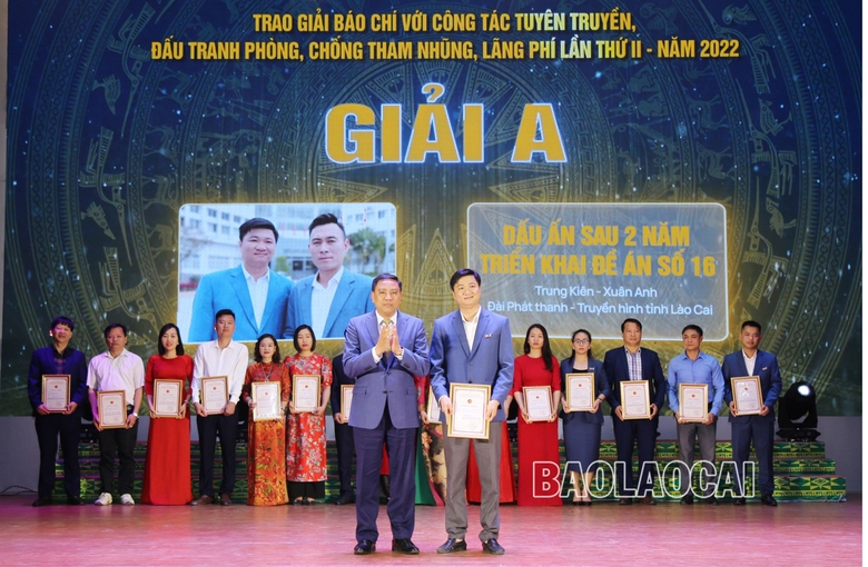 Phó Bí thư Tỉnh ủy Hoàng Giang trao giải A Giải Báo chí với công tác tuyên truyền, đấu tranh phòng, chống tham nhũng, lãng phí lần thứ II, năm 2022. Ảnh: Quỳnh Trang TN227232.jpg