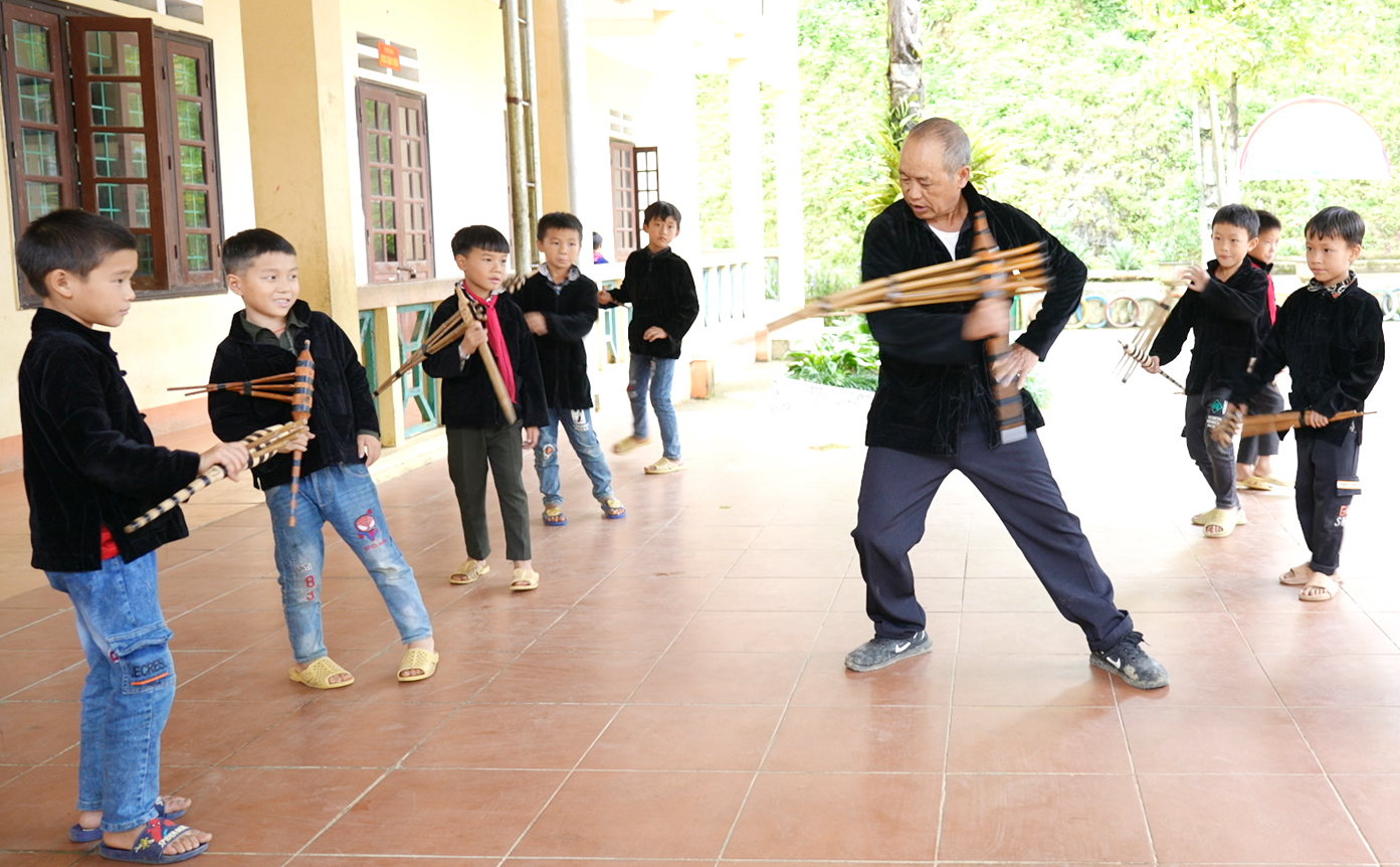 Dạy múa khèn cho học sinh. Si 227231.jpg