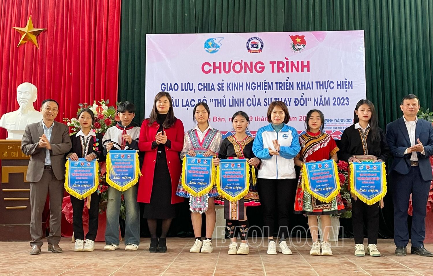 Ban tổ chức trao giải cho các đội thi. 4-9496-1224.jpg