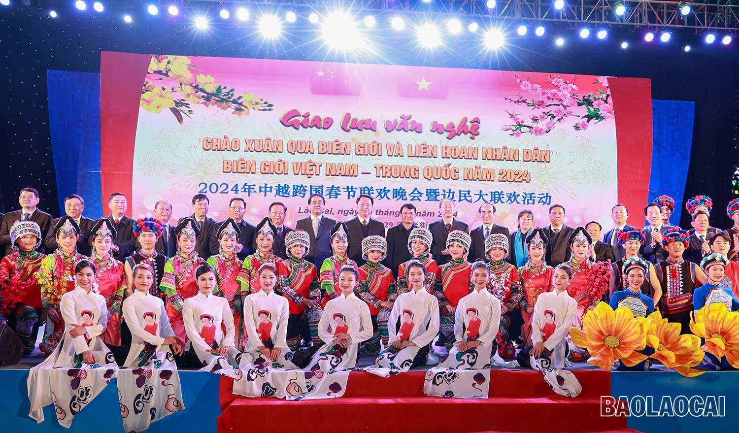 Đại biểu chụp ảnh lưu niệm cùng tập thể nghệ sỹ, diễn viên biểu diễn tại chương trình. z5118039556318_f7f24f66cd55c3fbb8731d83fc53af8c.jpg