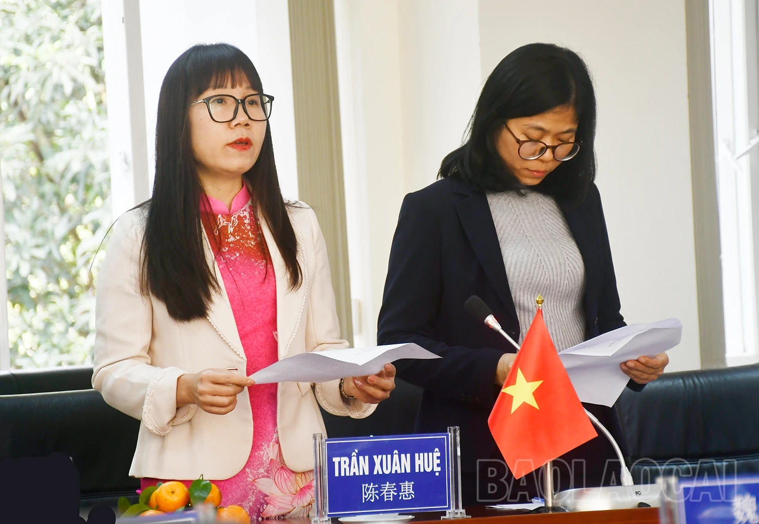 Bà Trần Xuân Huệ (trái ảnh), Phó Giám đốc Sở Thông tin và Truyền thông tỉnh Lào Cai (Việt Nam) phát biểu chào mừng.jpg