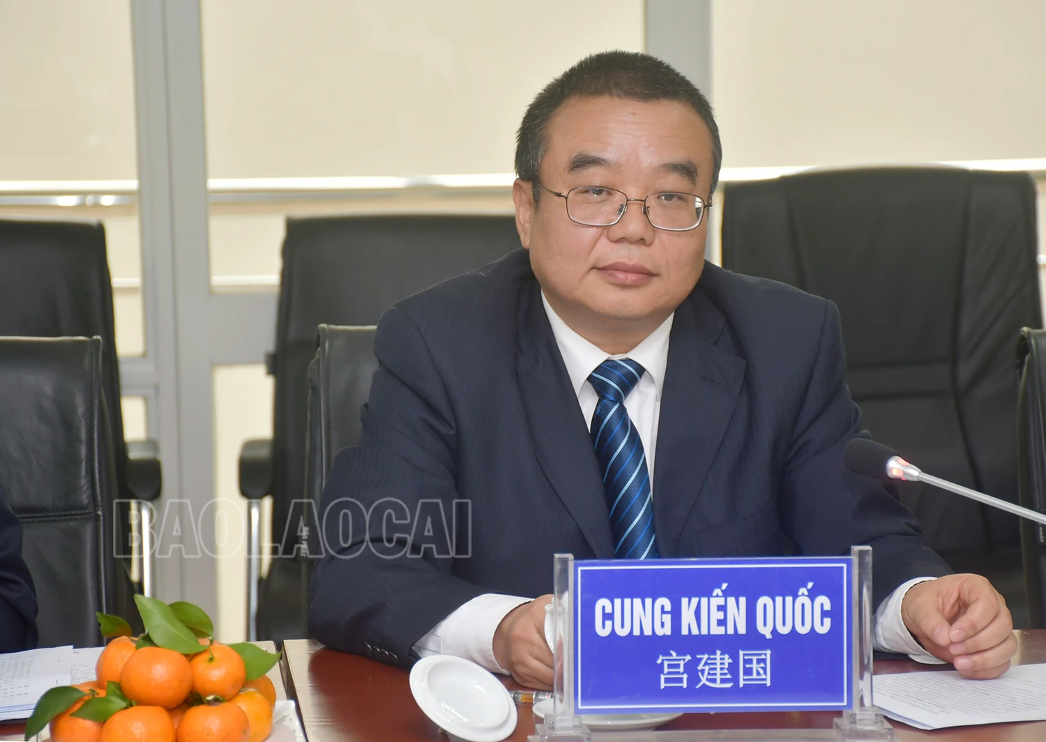 Ông Cung Kiến Quốc, Tổng Biên tập Nhật báo Hồng Hà, châu Hồng Hà, tỉnh Vân Nam (Trung Quốc) trao đổi thông tin.jpg