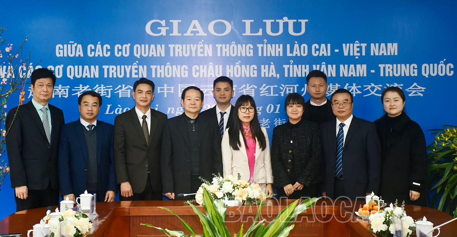 Các đại biểu chụp ảnh lưu niệm.jpg