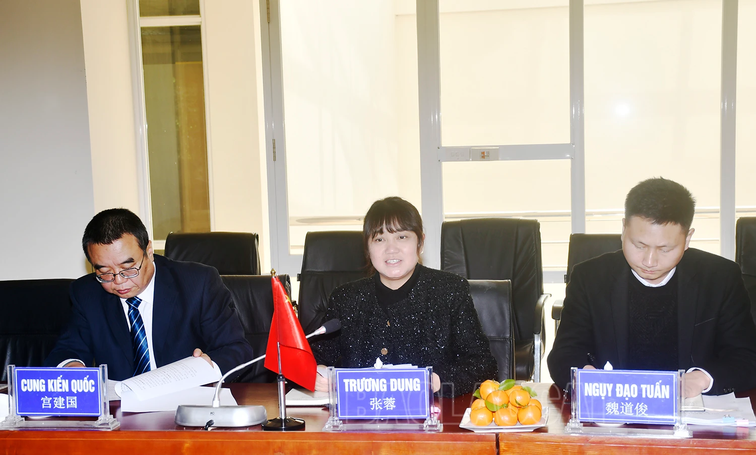 Bà Trương Dung, Phó Trưởng ban Tuyên giáo Châu ủy, châu Hồng Hà, tỉnh Vân Nam (Trung Quốc) phát biểu tại chương trình.jpg