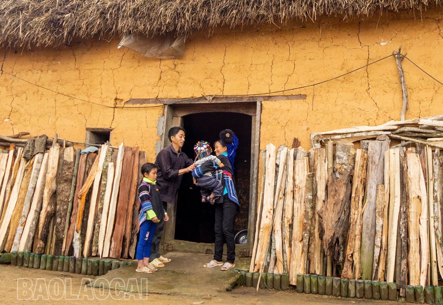 Bên nếp nhà trình tường của người Hà Nhì, xã Nậm Pung (Bát Xát) có sự chia sẻ, yêu thương. z5443807421695_0d8edf1b674fc665cfc9941503a0f4c2.jpg