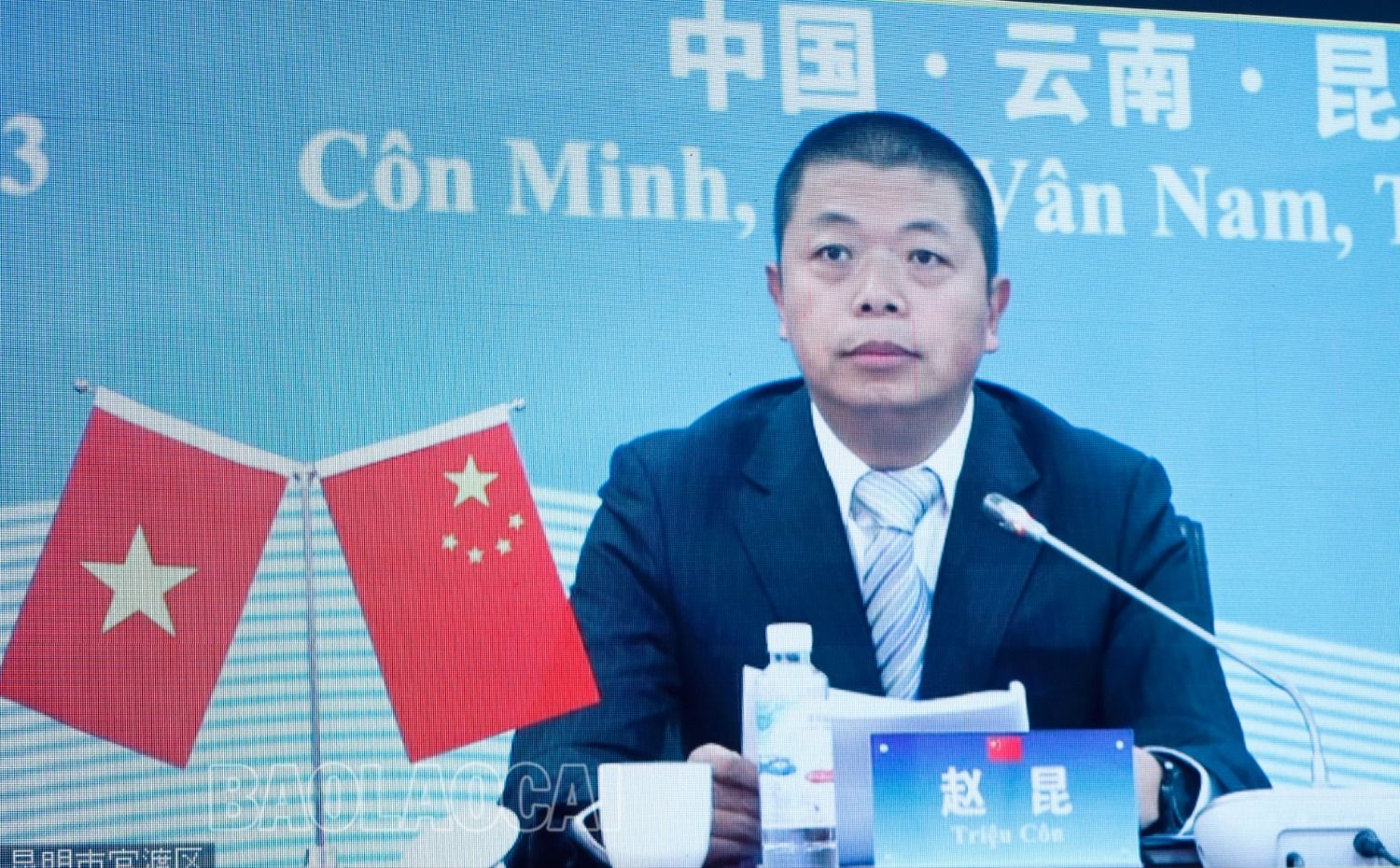 Ông Triệu Côn, Chủ nhiệm Ủy ban Thường vụ Đại hội đại biểu Nhân dân quận Quan Độ, Phó Trưởng Ban Quản lý phân khu Côn Minh giới thiệu về quận Quan Độ. 6a.jpg