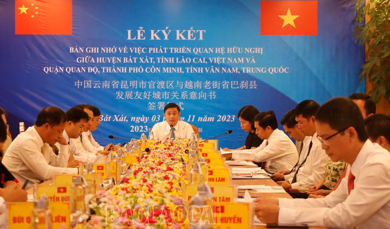 Các đại biểu dự Lễ ký kết tại đầu cầu huyện Bát Xát. 2a.jpg